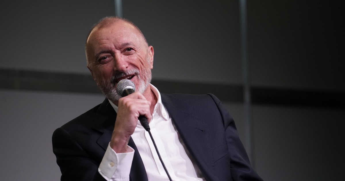 Pérez-Reverte cuestiona comportamiento de la Selección Argentina tras un partido.