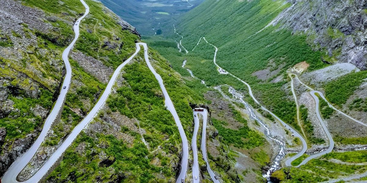 Trollstigen: 25.000 vehículos diarios recorren la carretera noruega más transitada.
