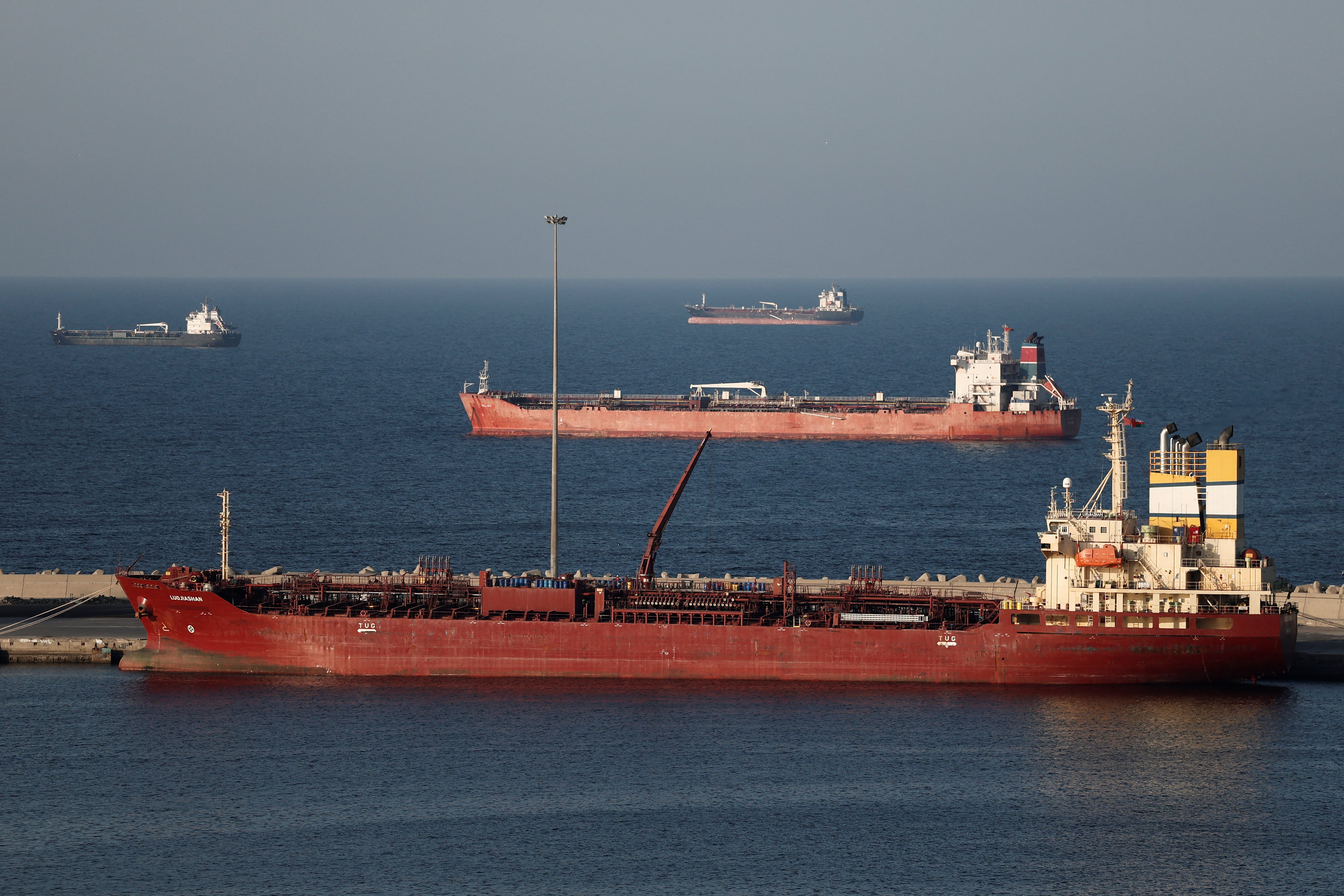 Bucean la seguridad marítima ante nuevos riesgos, tras cambios de rumbo de buques con crud