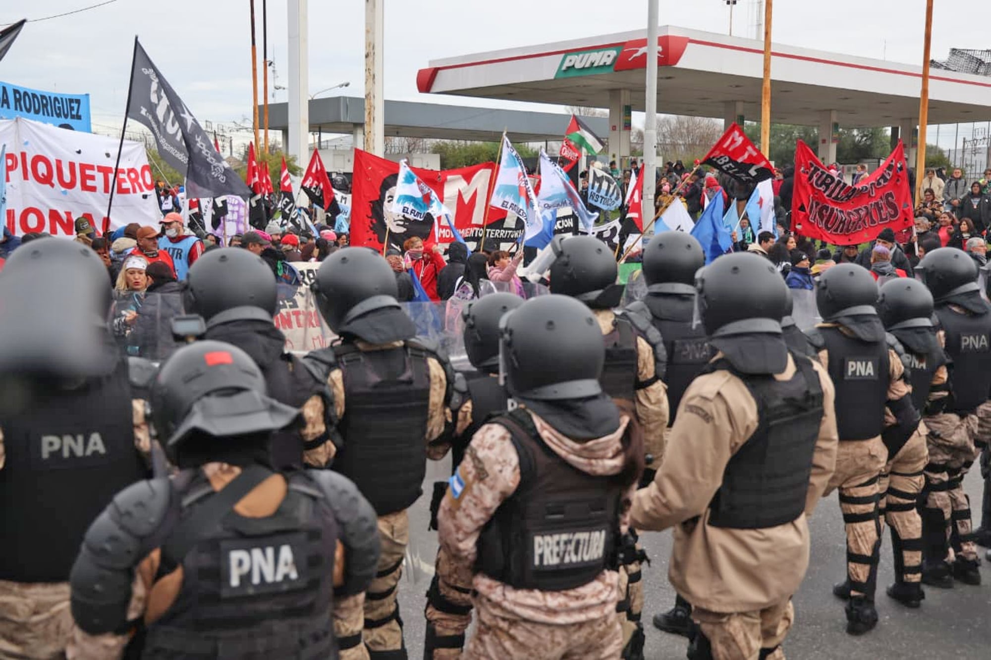 Piqueteros bloquean accesos a la Capital Federal, con enfrentamientos en Puente Pueyrredón