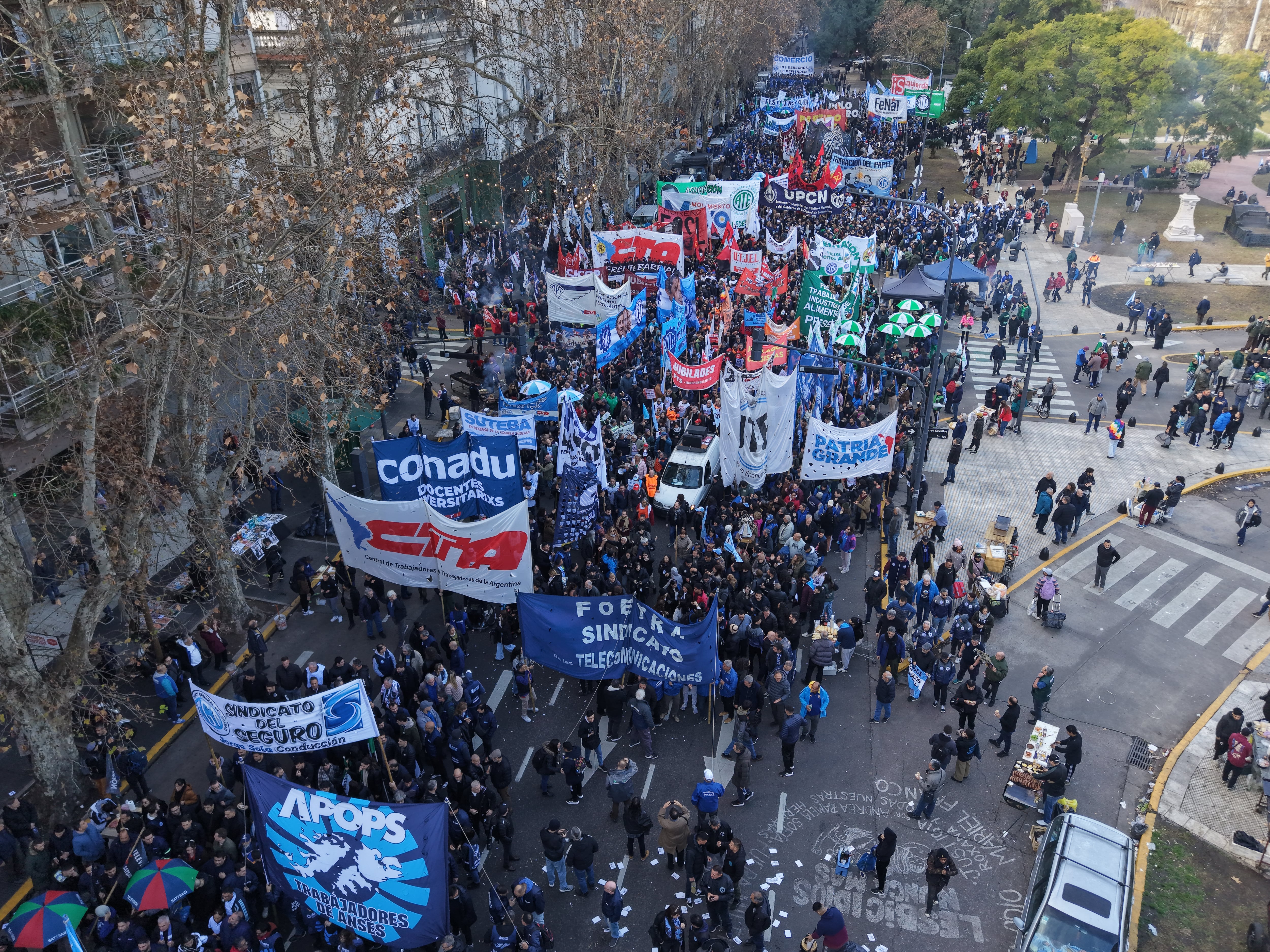 La CGT desconcentra tras incidentes en Avellaneda y marcha al Congreso