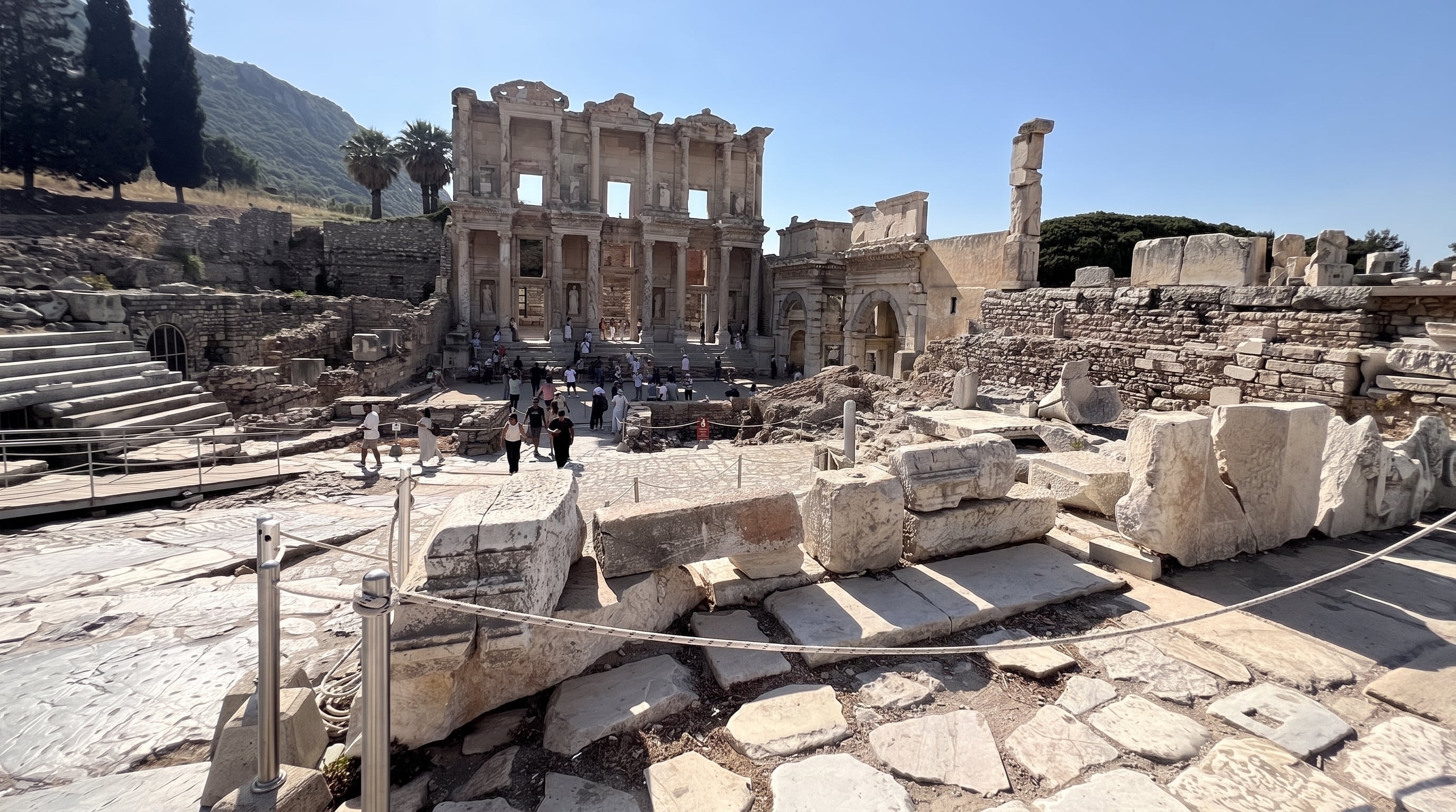 Éfeso, la ciudad romana de Turquía, atrae a millones con sus ruinas y monumentos.
