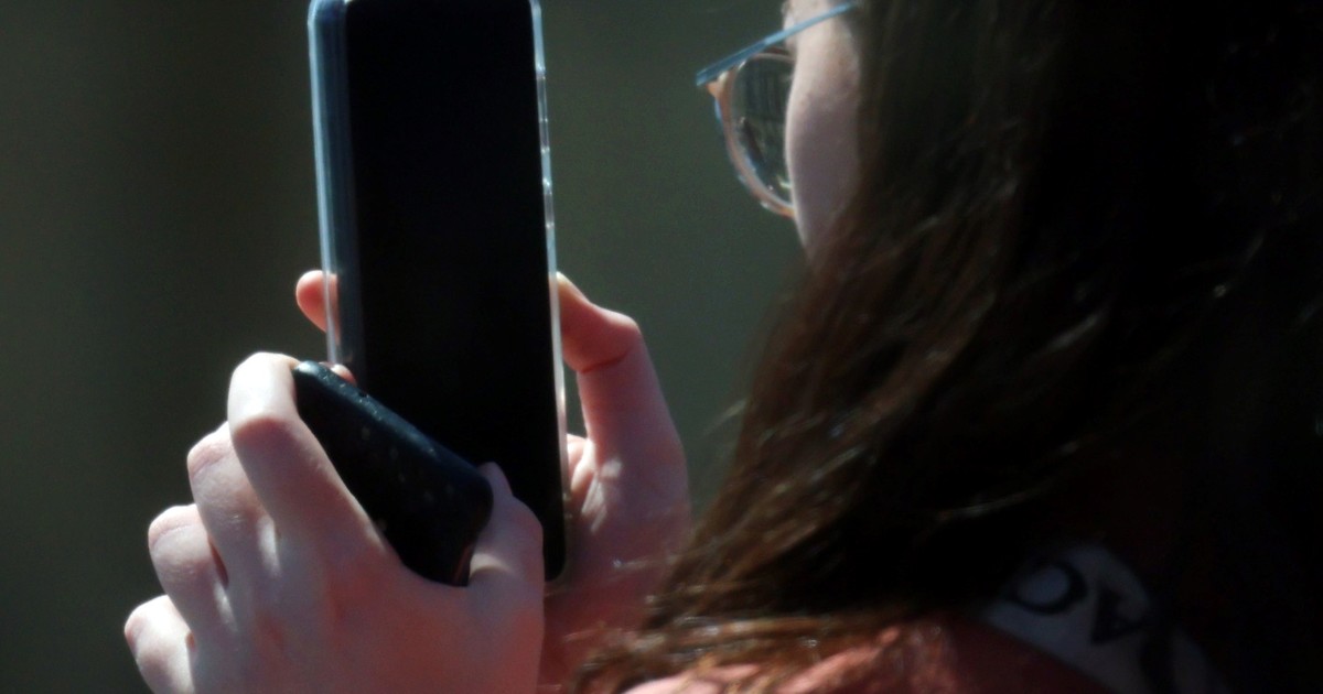 Francia establece edad mínima de 15 años para redes sociales
