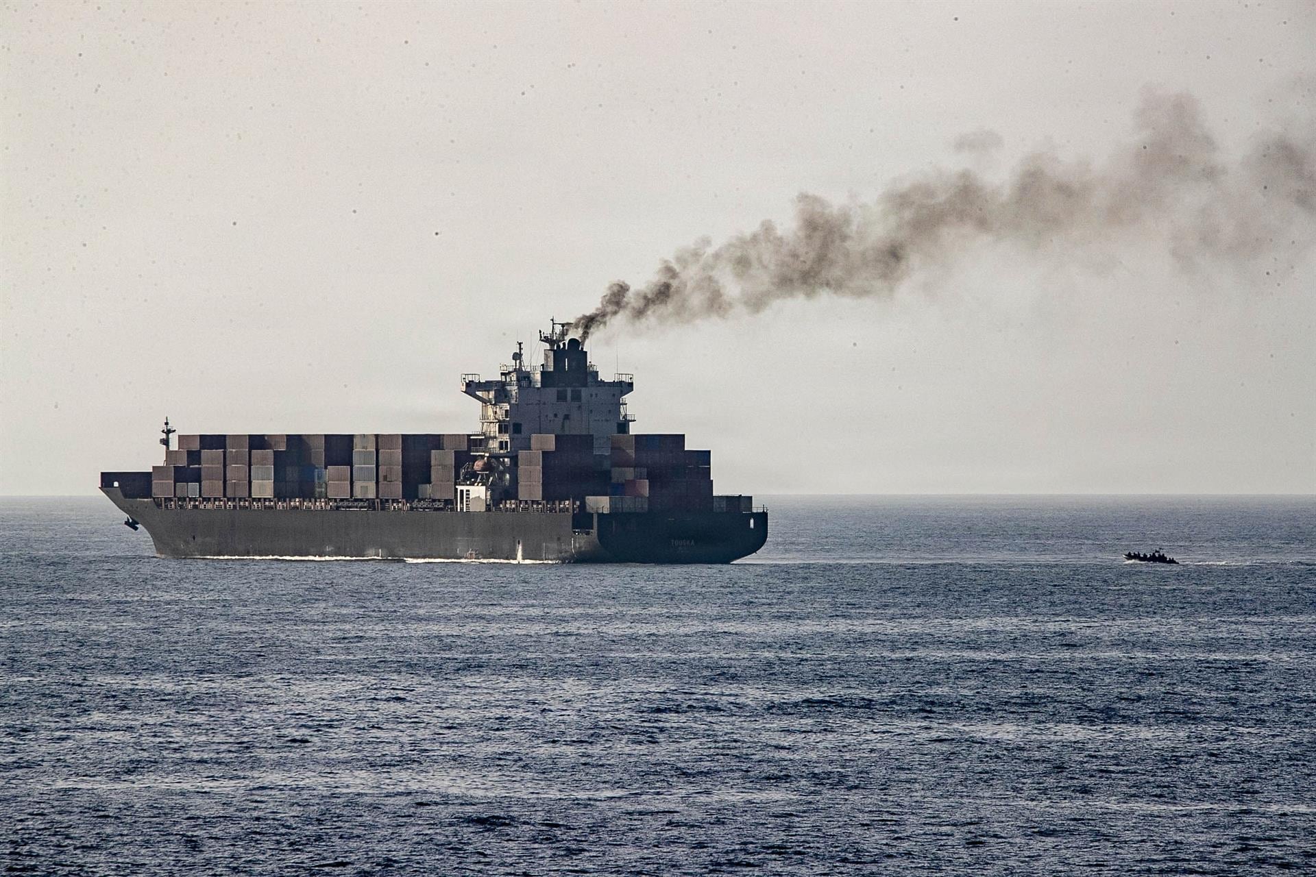 Guardia Revolucionaria iraní bloquea tres petroleros en Ormuz y advierte sanciones