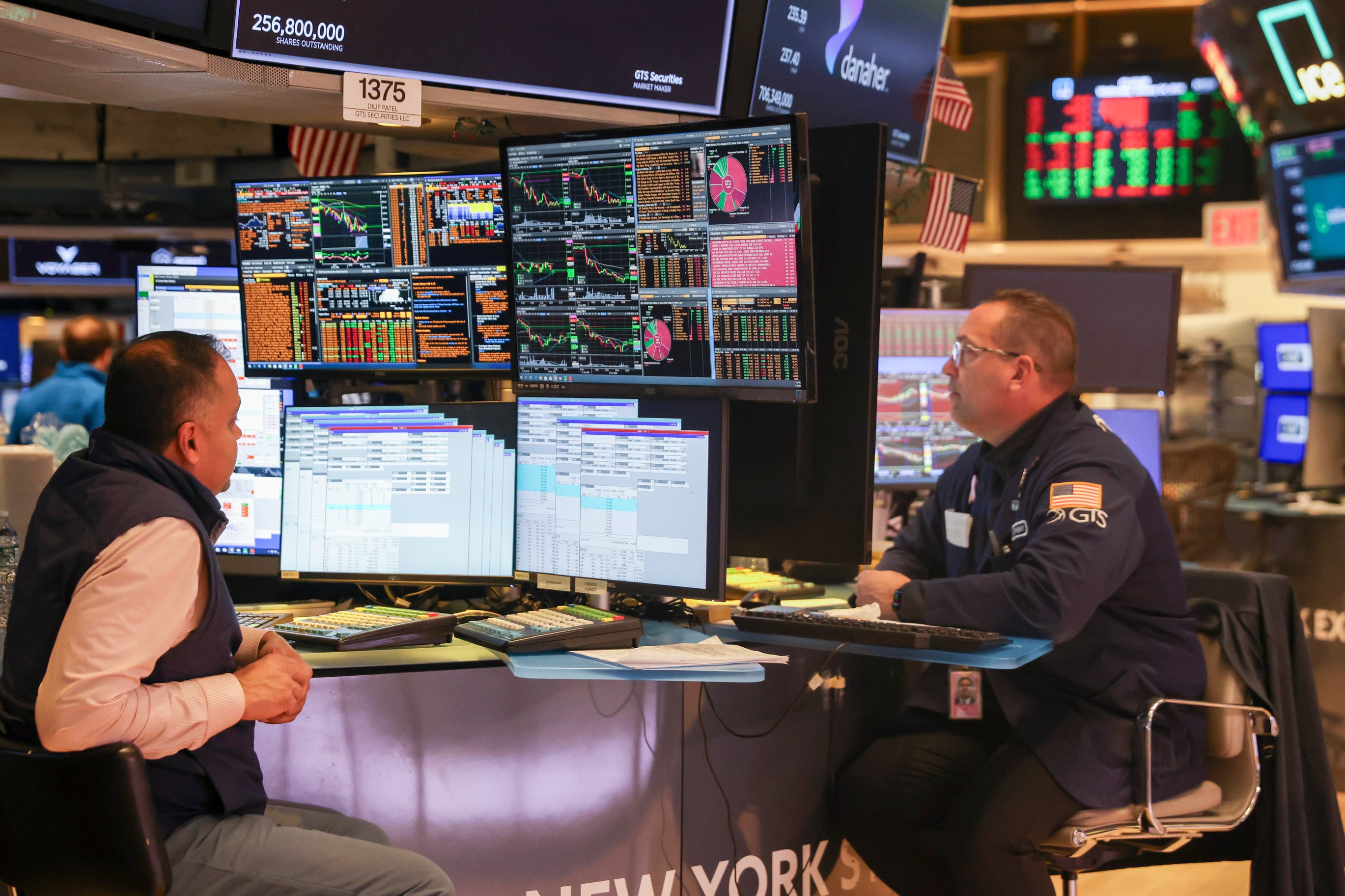 Wall Street baja tras subida del petróleo a 100 dólares por barril