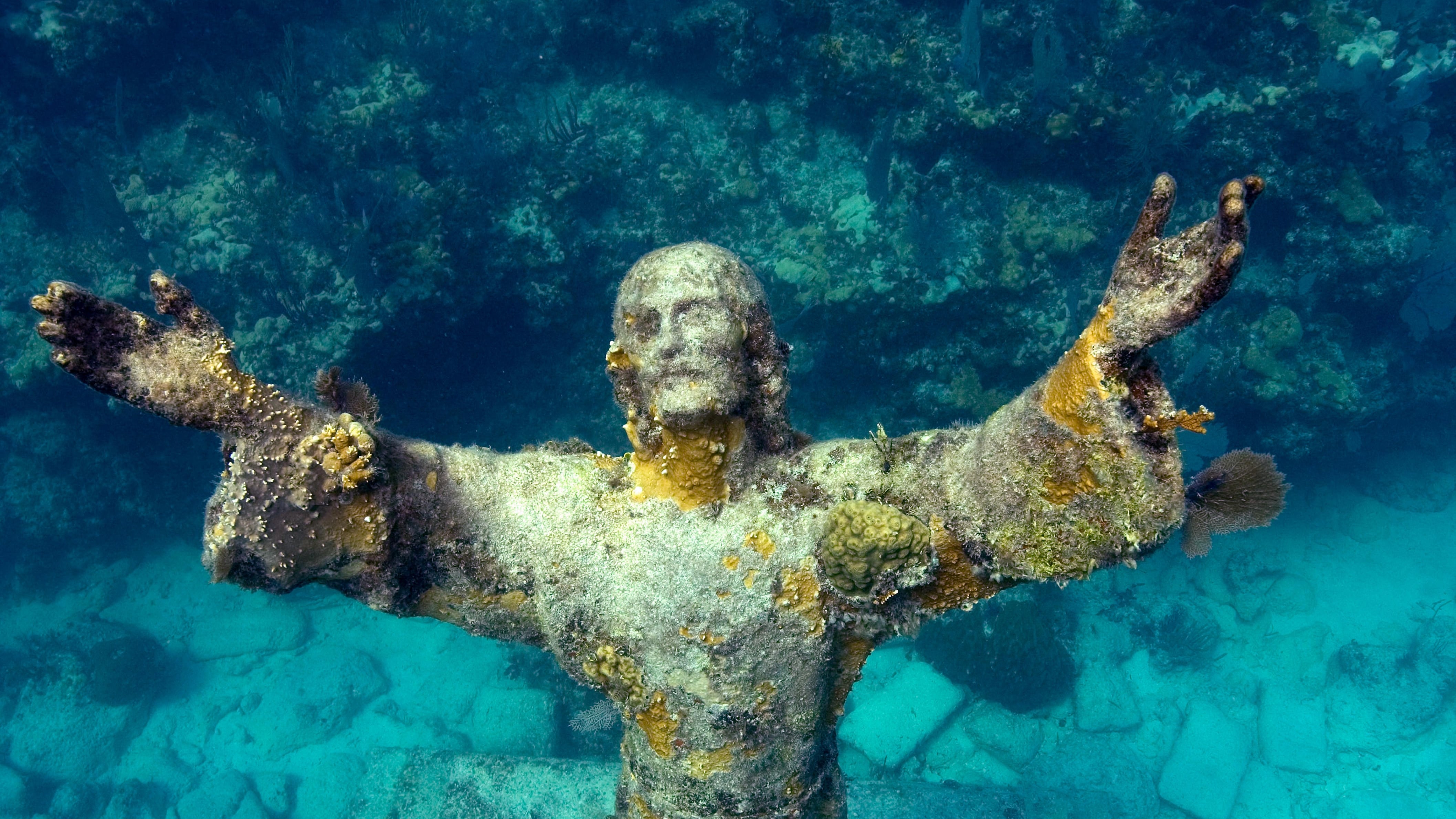 Italia restaura la estatua submarina Cristo del Abismo en San Fruttuoso