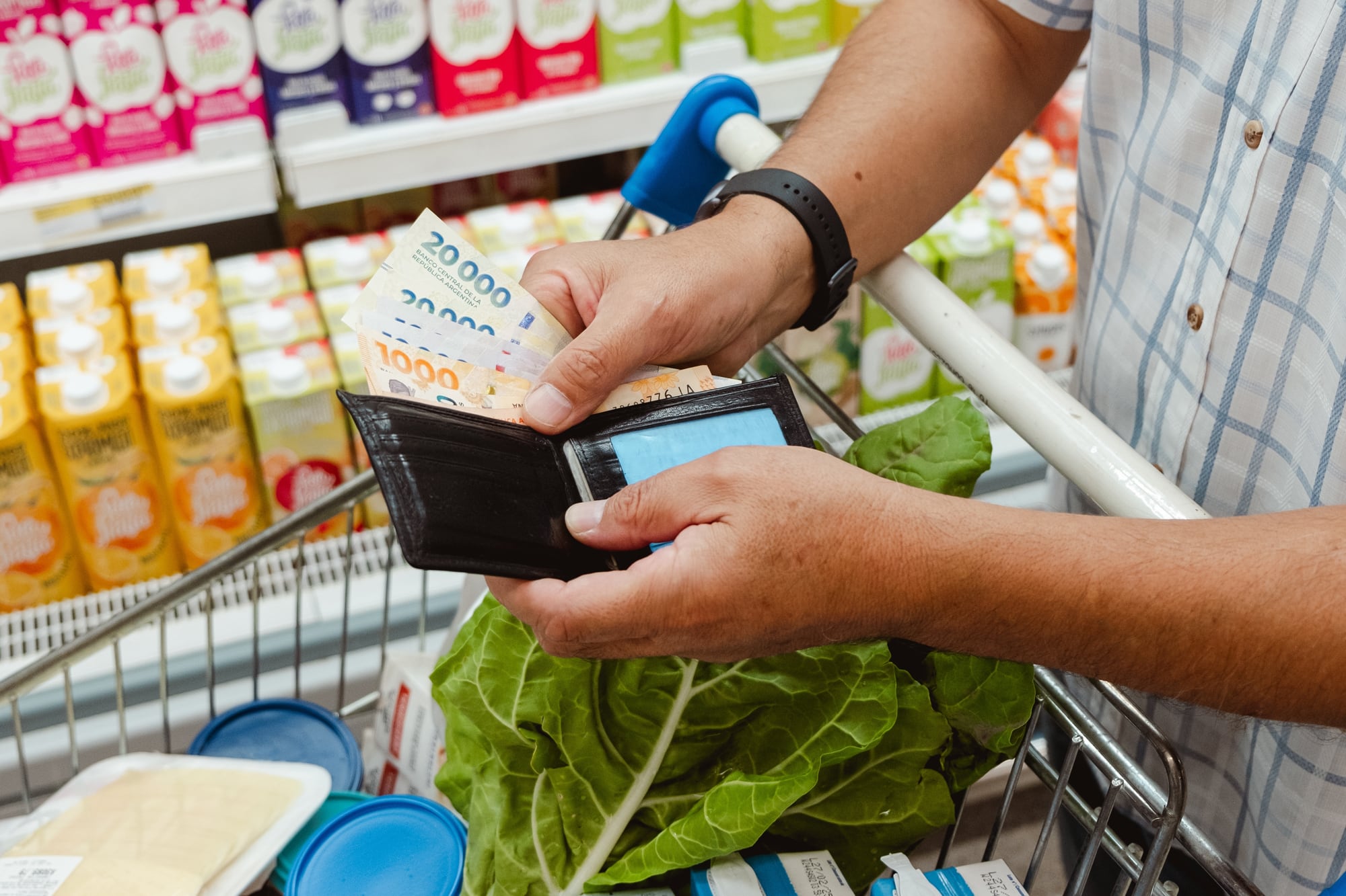 Confianza de los consumidores cae un 4,7% en julio, según la Universidad Torcuato Di Tella