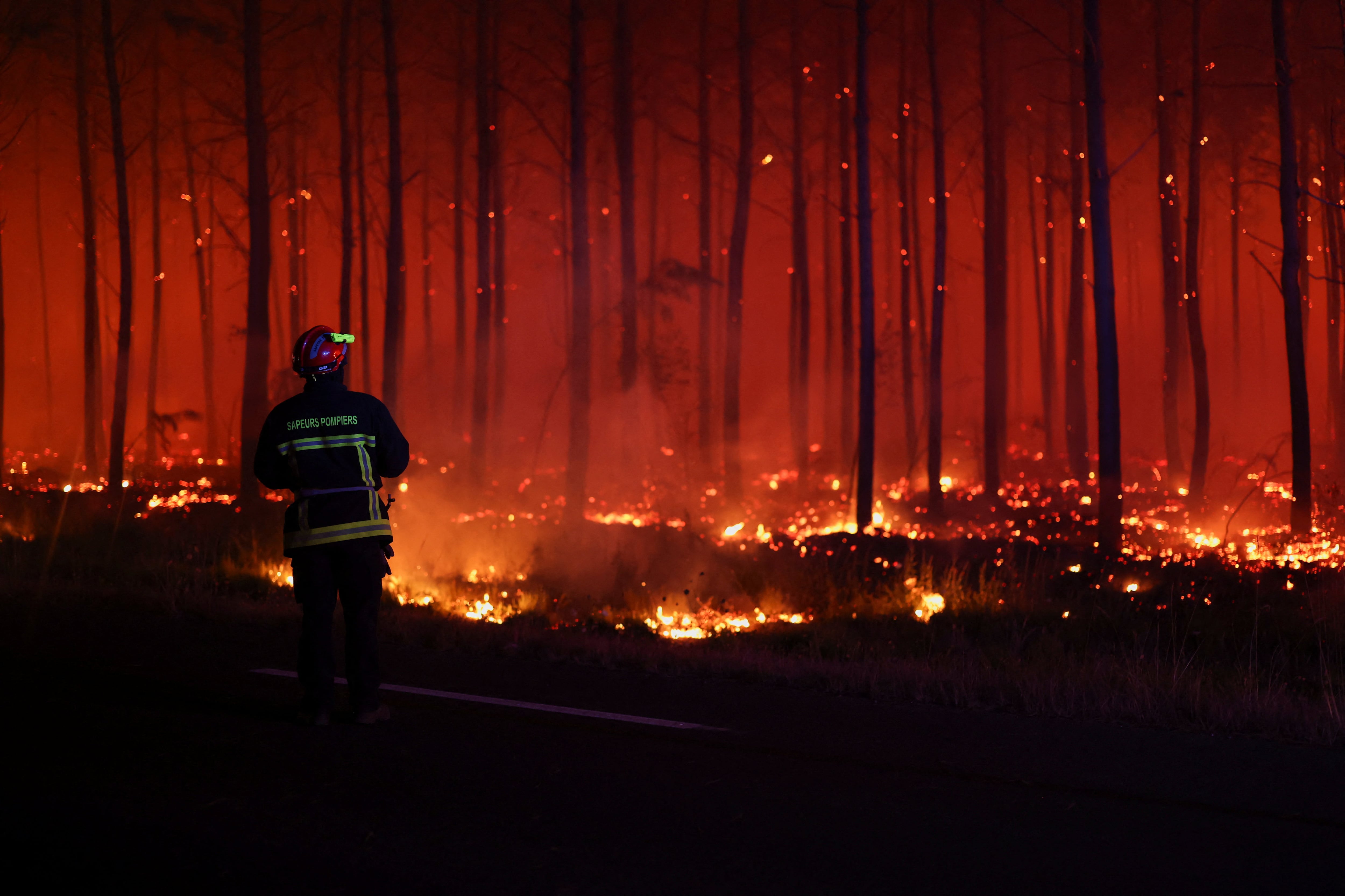 Francia lucha contra incendios en suroeste, cerca de Burdeos y Arcachon.