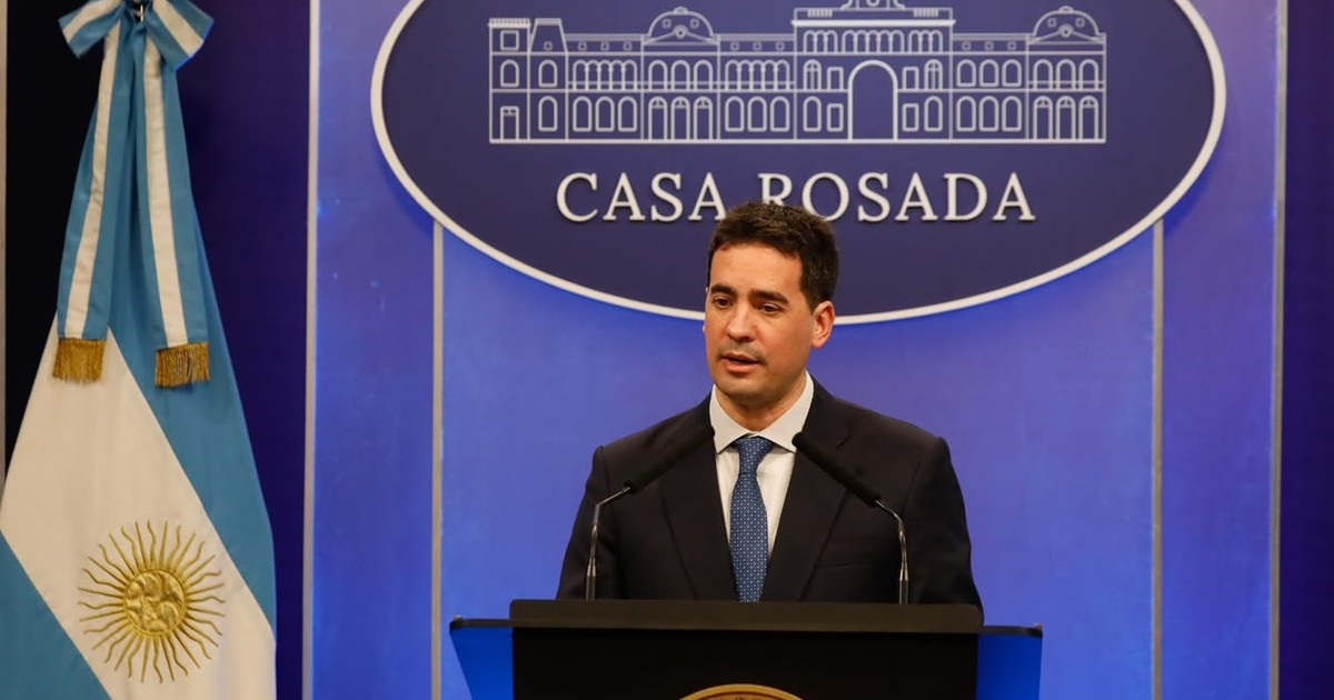 Dólar podría alcanzar $1.800 en los próximos meses, según el vocero presidencial Adrián Ra