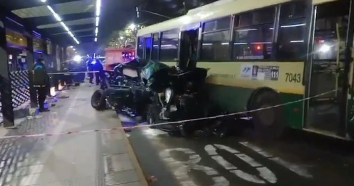 Choque en Palermo: auto destruido, tres heridos en accidente de Metrobús