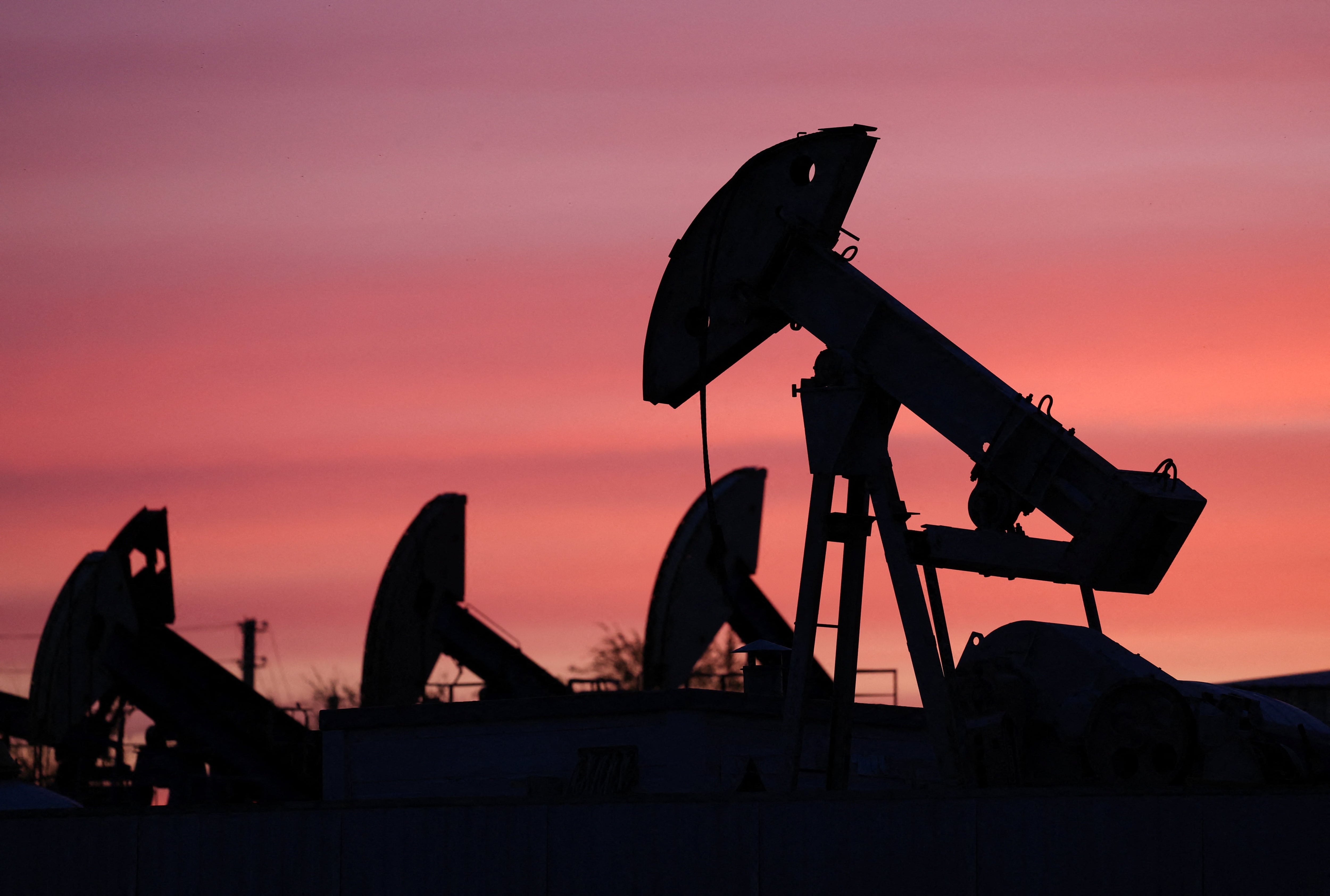 Petróleo se desploma tras tregua entre EE.UU. e Irán; Washington mantiene opción a retomar
