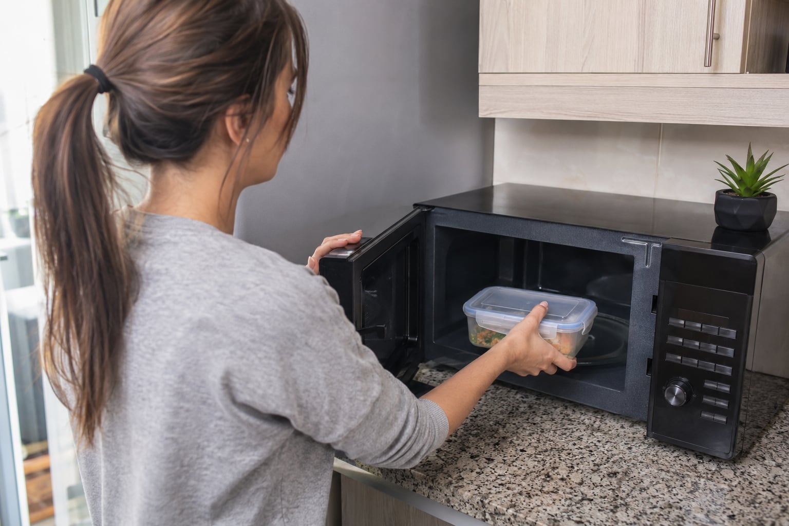Utiliza microondas de manera segura: consejos para calentar alimentos