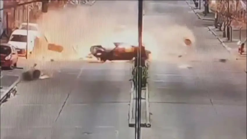 Un auto cayó en un pozo sin tapa en Berazategui, se incendió y dejó dos jóvenes heridos