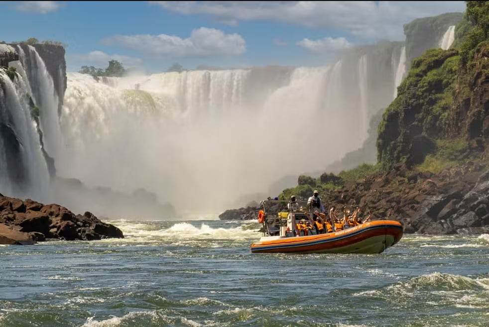 Un joven neerlandés murió al volcar una embarcación turística en las Cataratas del Iguazú
