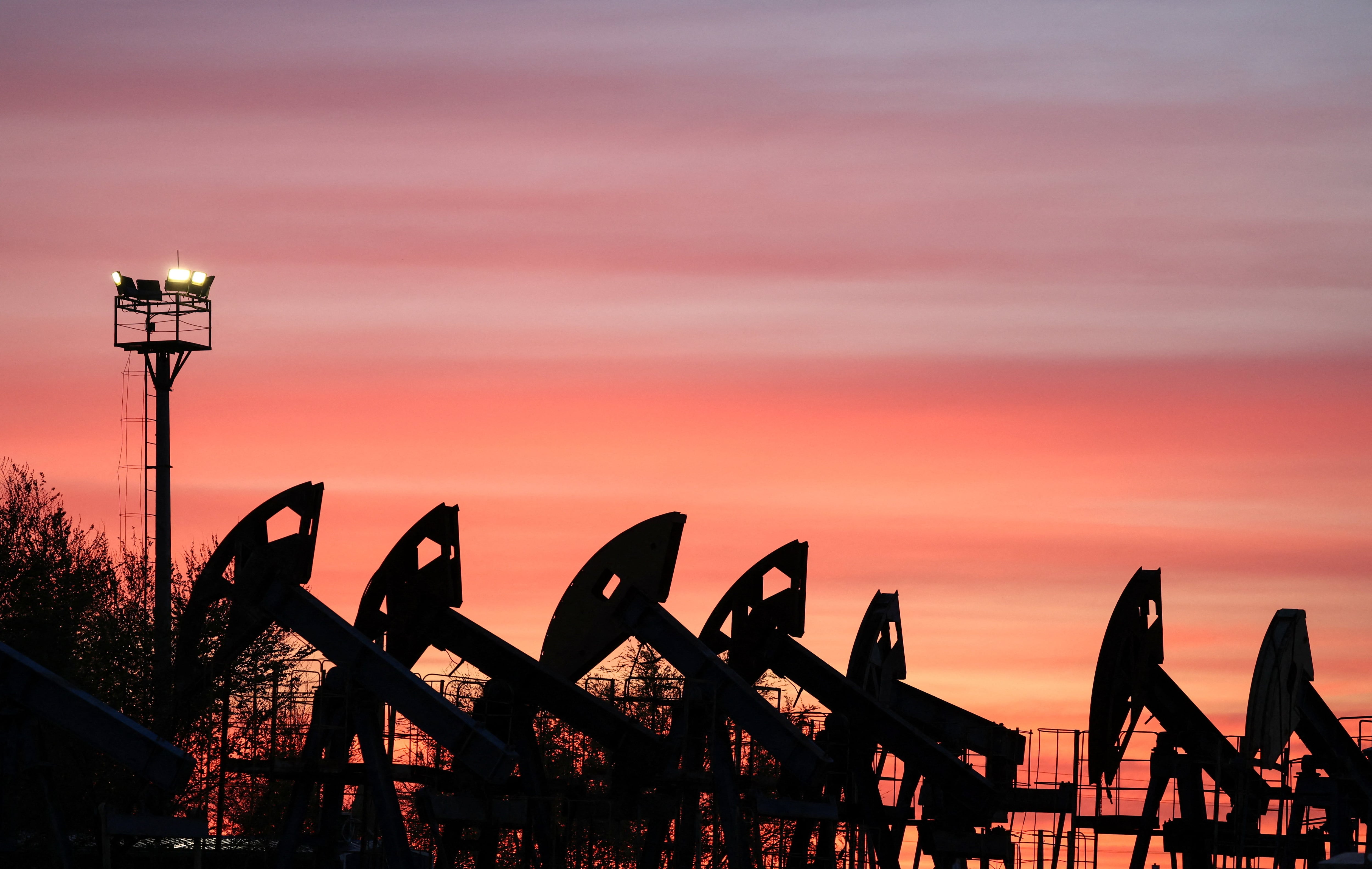 Petróleo sube 4% tras tensión EE.UU.-Irán