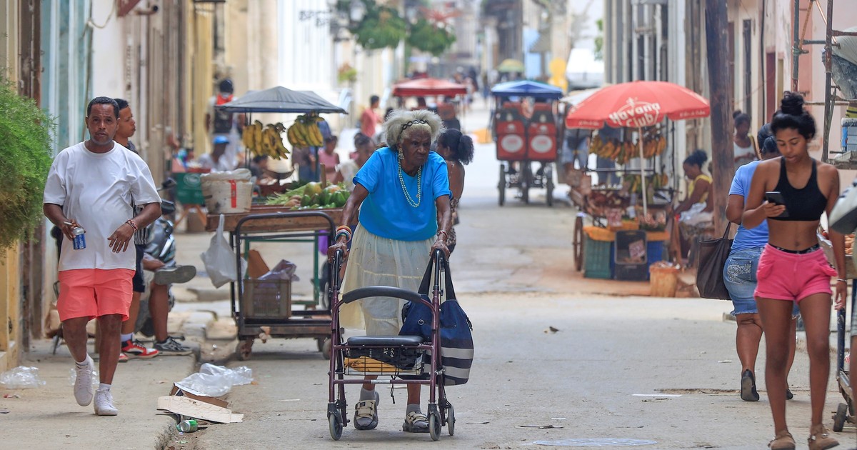 Cuba amplía sector privado con estaciones de servicio y otros rubros