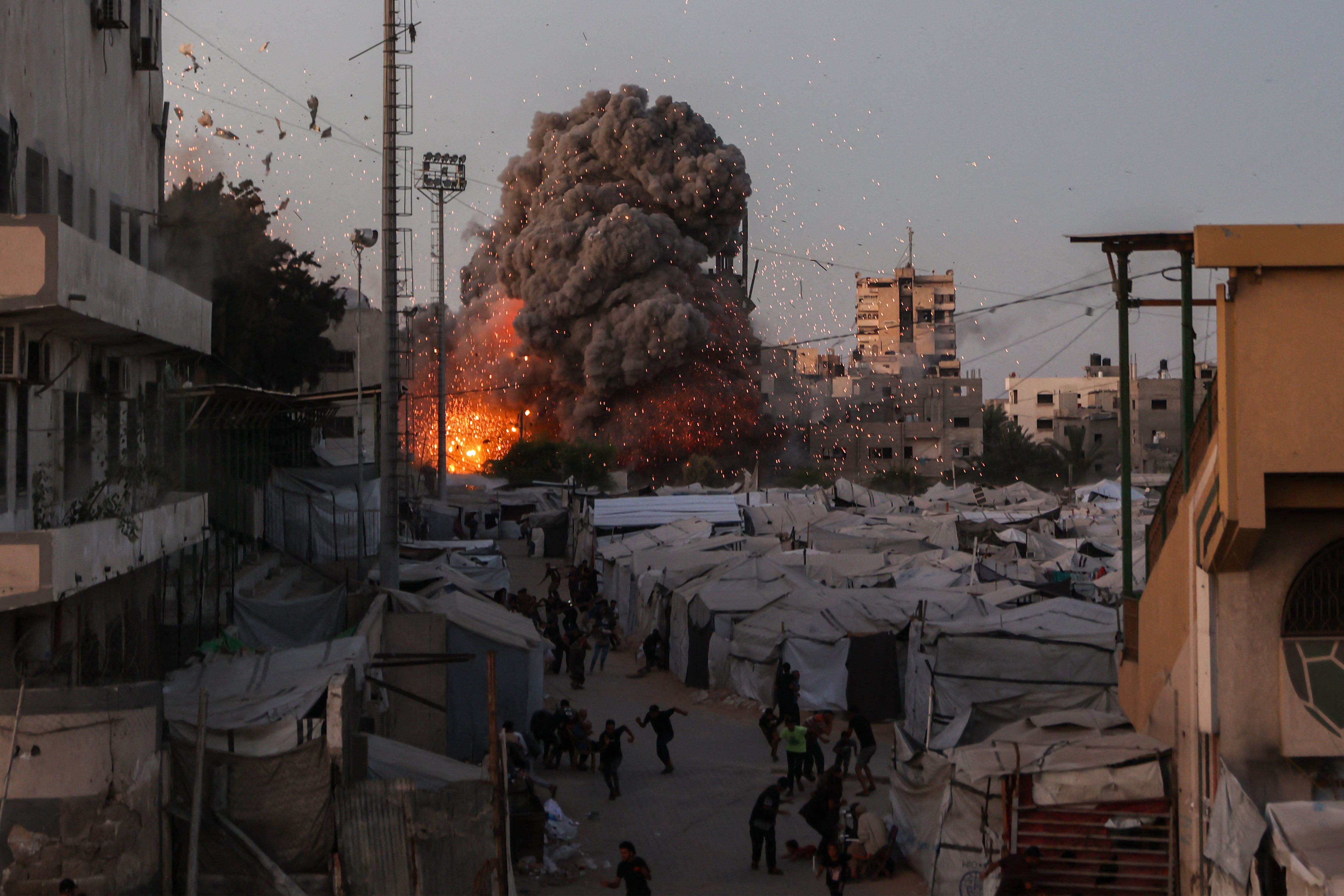 Israel desmantela depósitos de armas de Hamas en Gaza, a pesar del alto el fuego.
