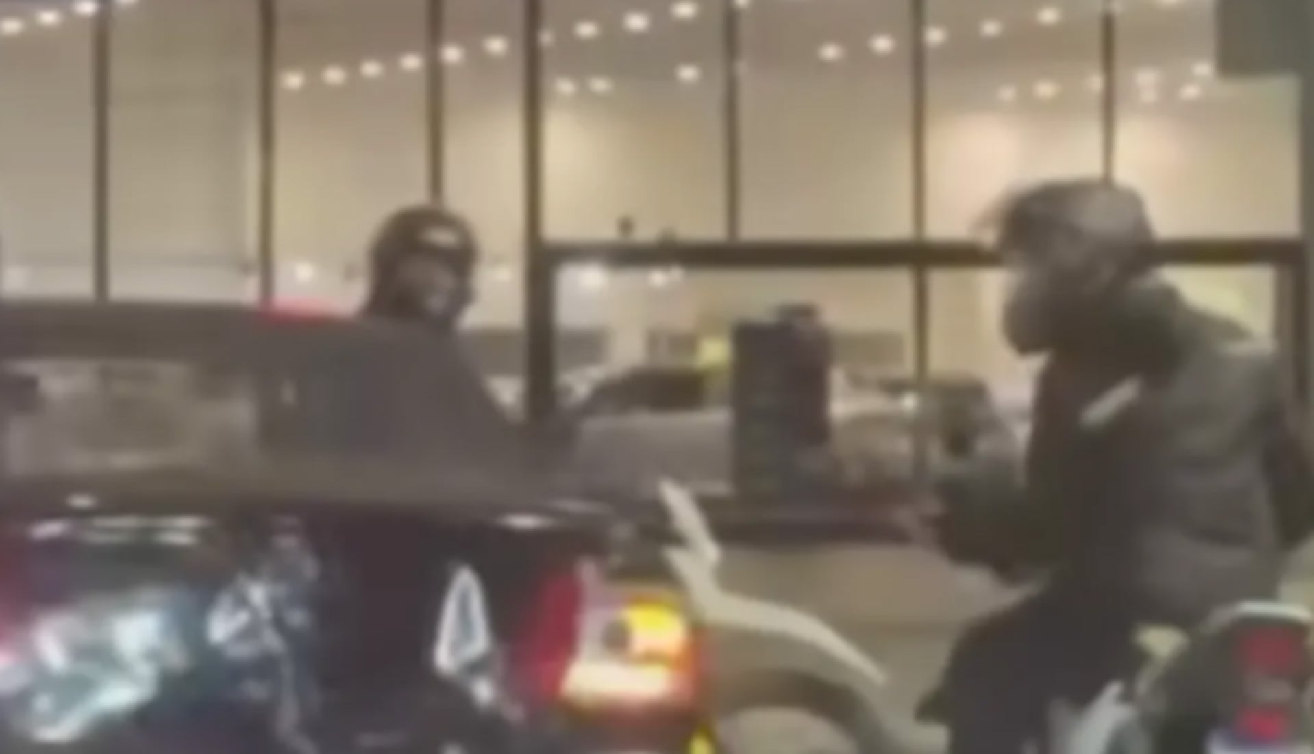 Conductor interviene en robo de moto en Lanús; estalla tiroteo