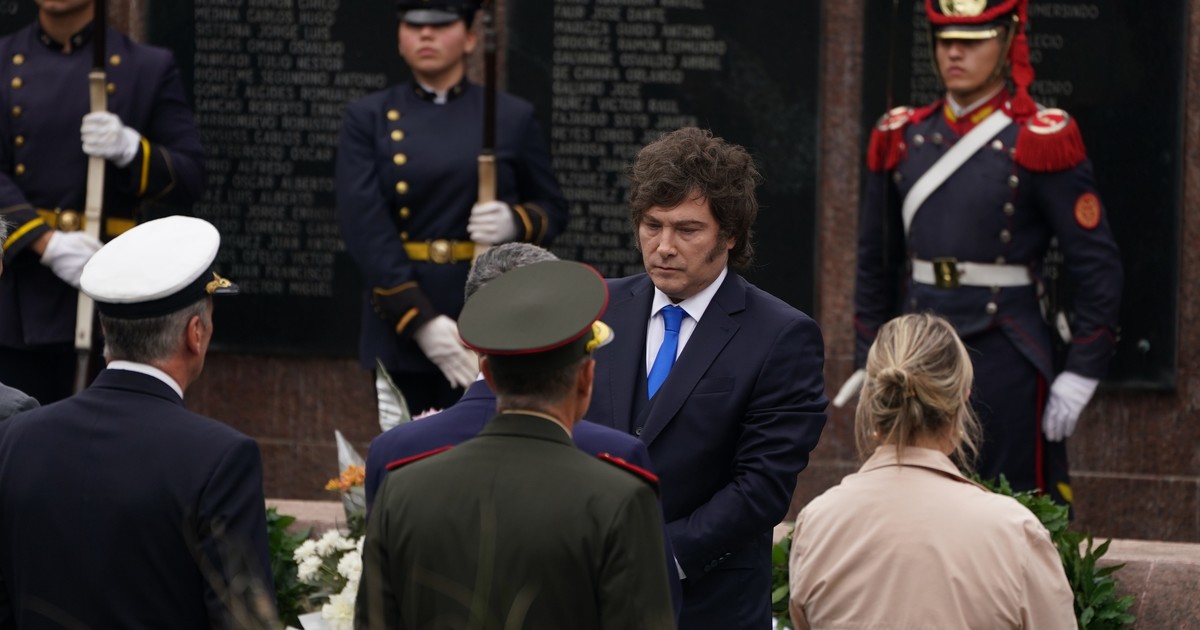 Javier Milei compara bandera de Malvinas con Elvis Presley y habla de fútbol en Argentina