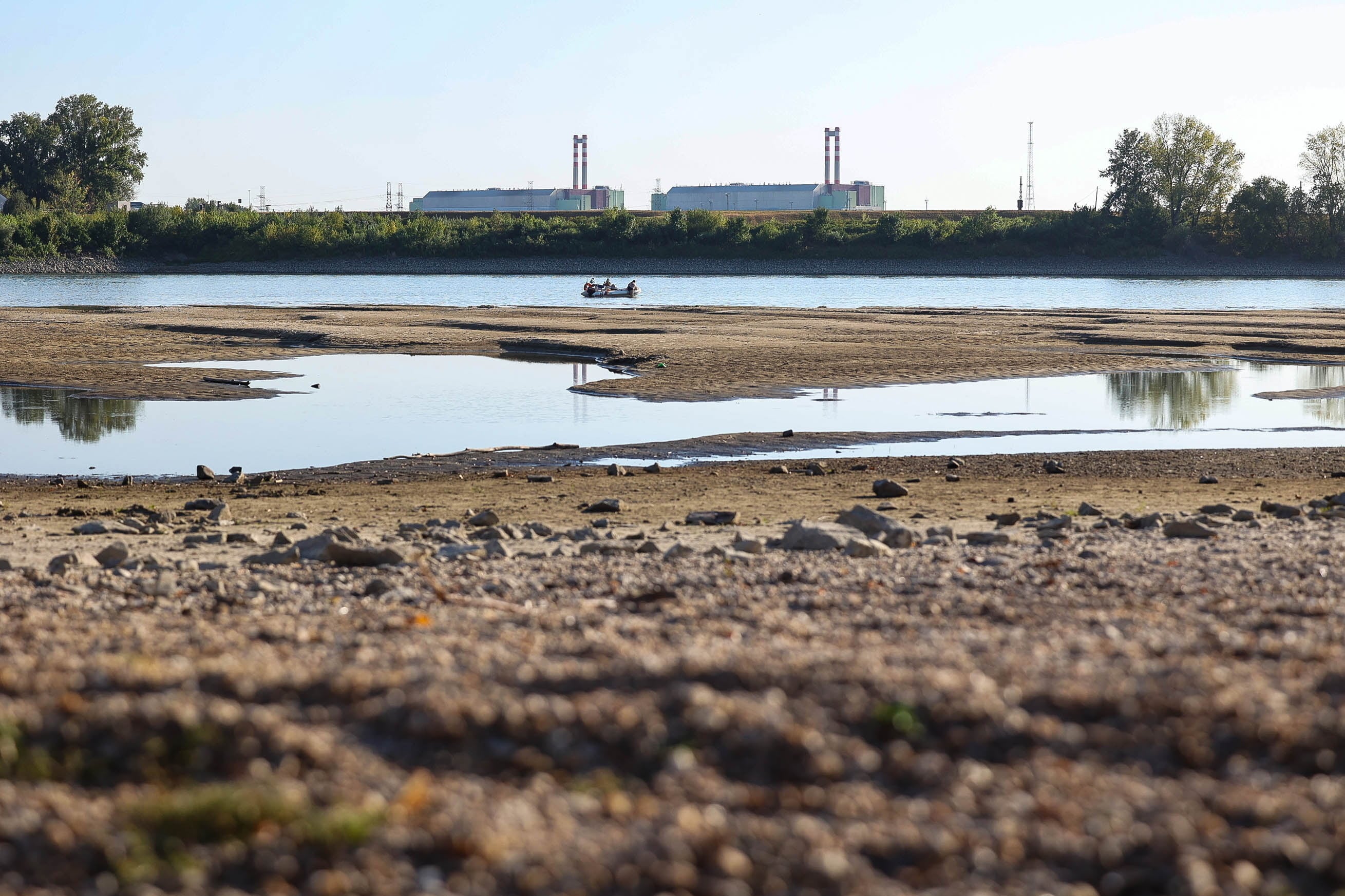 Hungría cierra central nuclear por baja del Danubio
