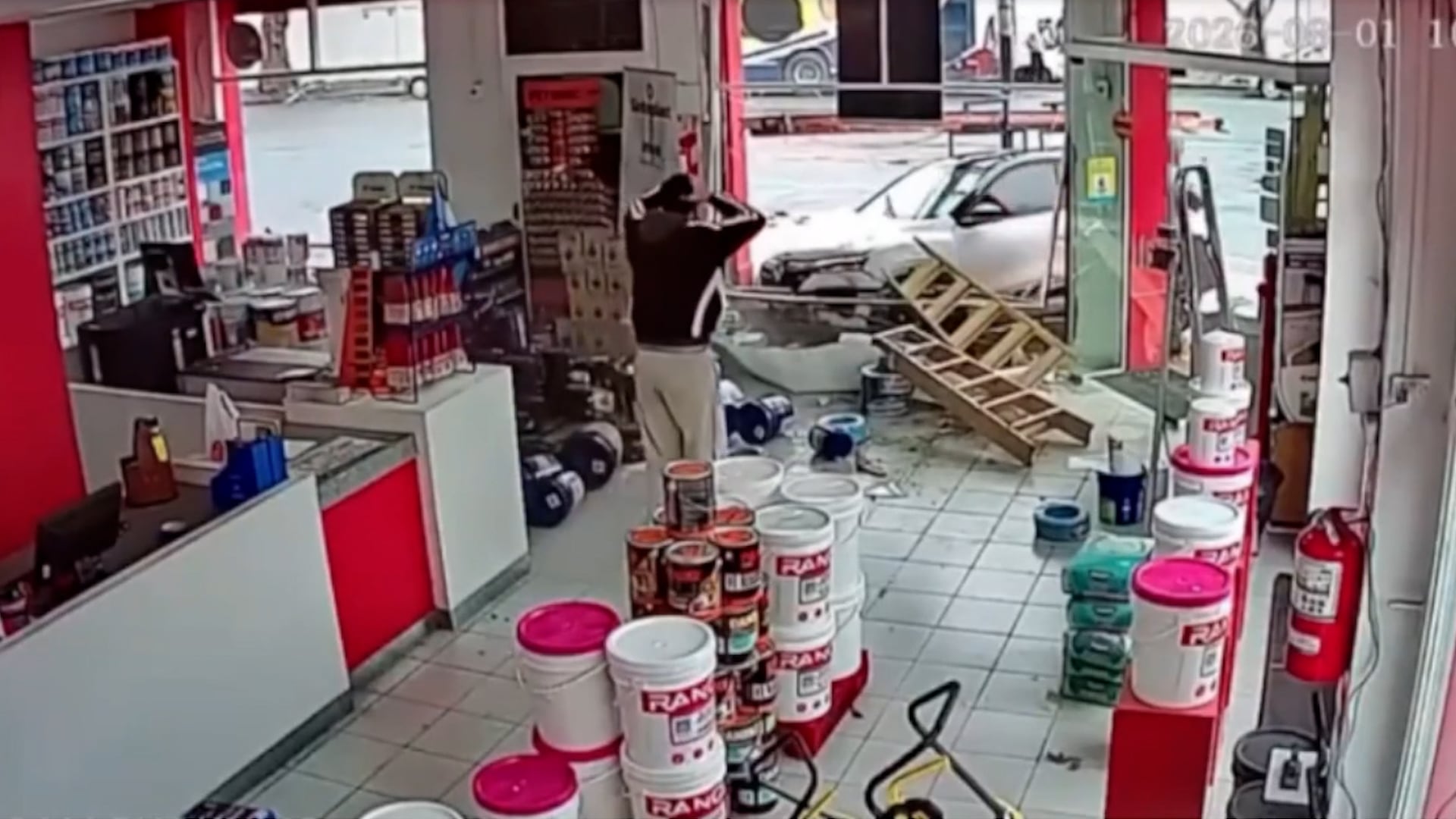 Choque de autos daña vidriera en pinturería de La Plata
