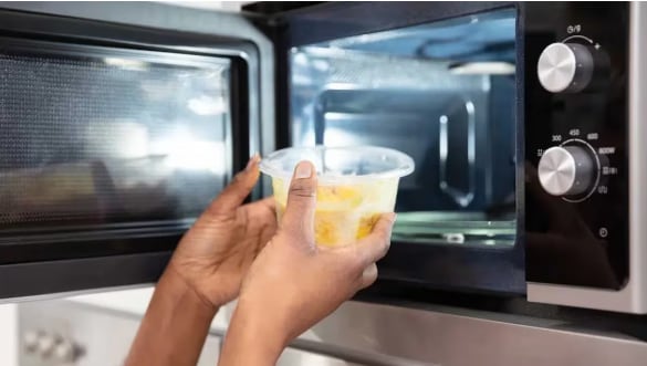 Utiliza con precaución: los riesgos del microondas en casa