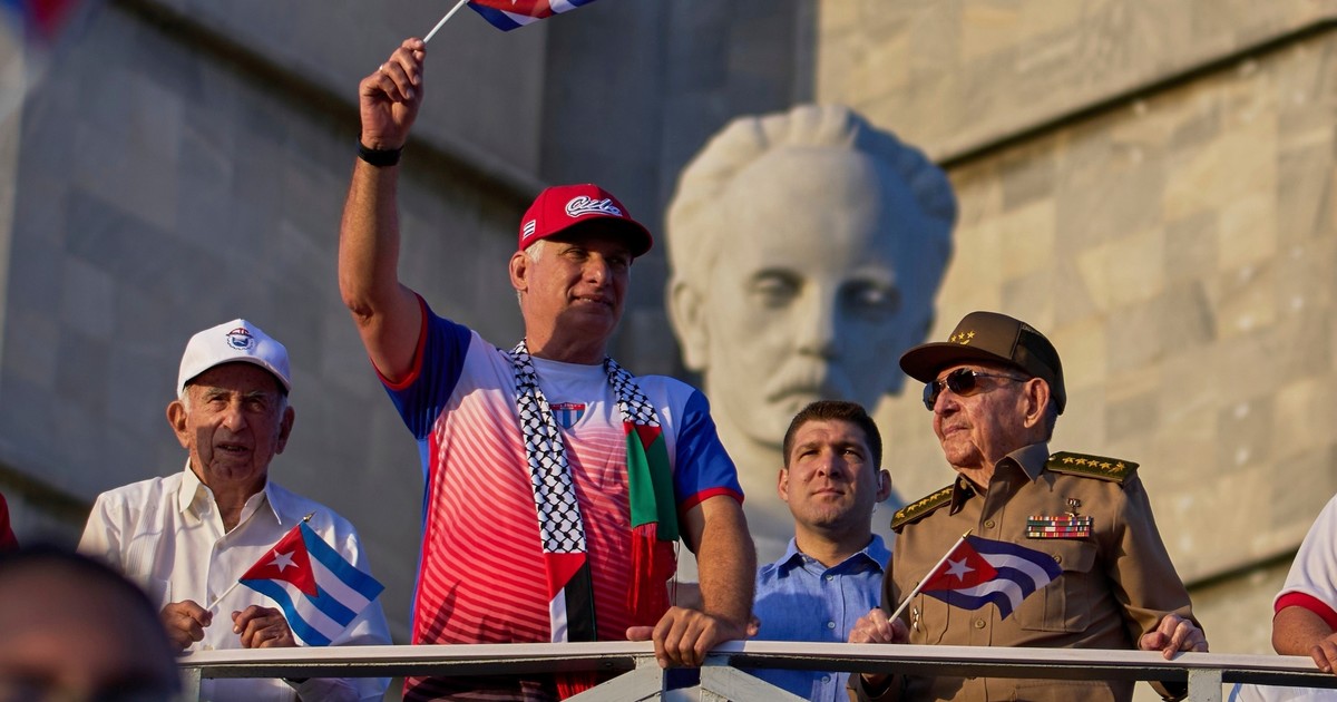 Título mejorado: Partido Comunista cubano enfrenta oposición a reformas económicas