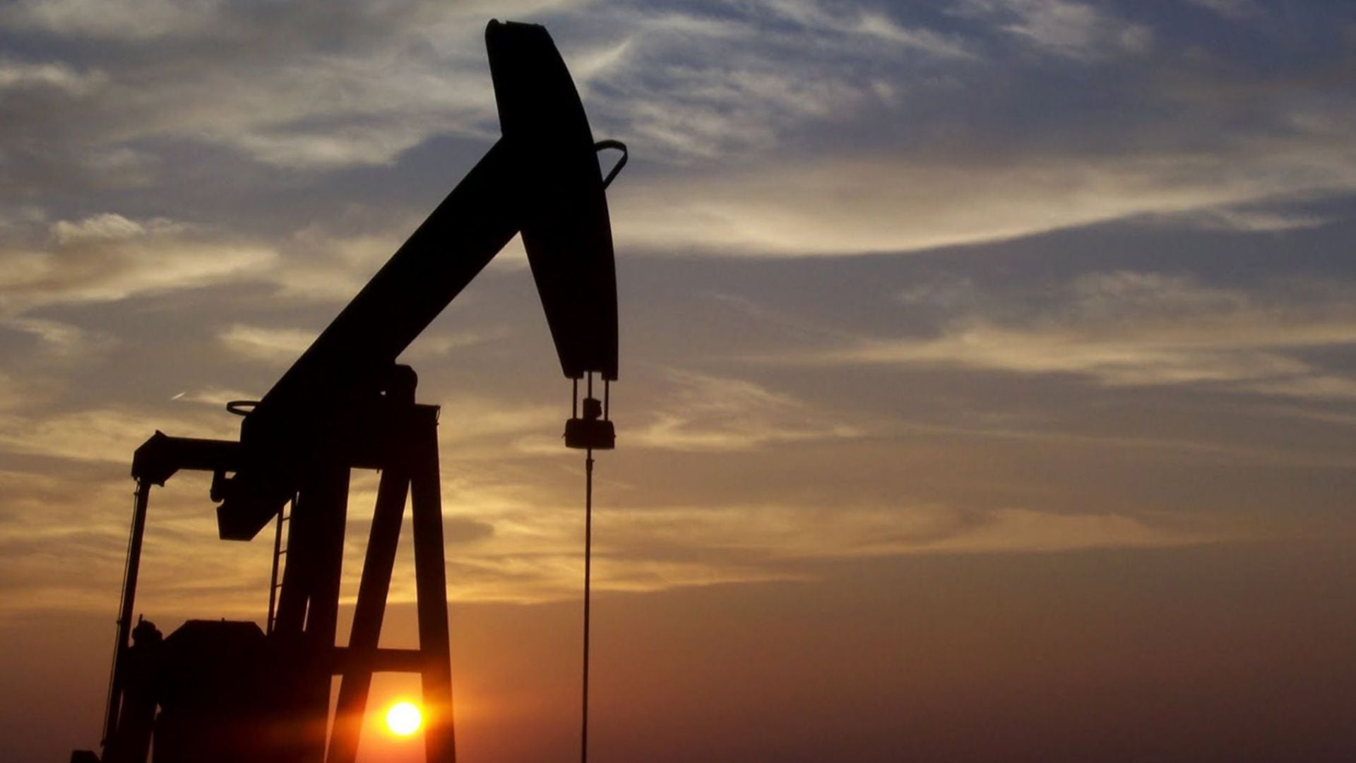 Petróleo cae ante posible alto el fuego en Medio Oriente