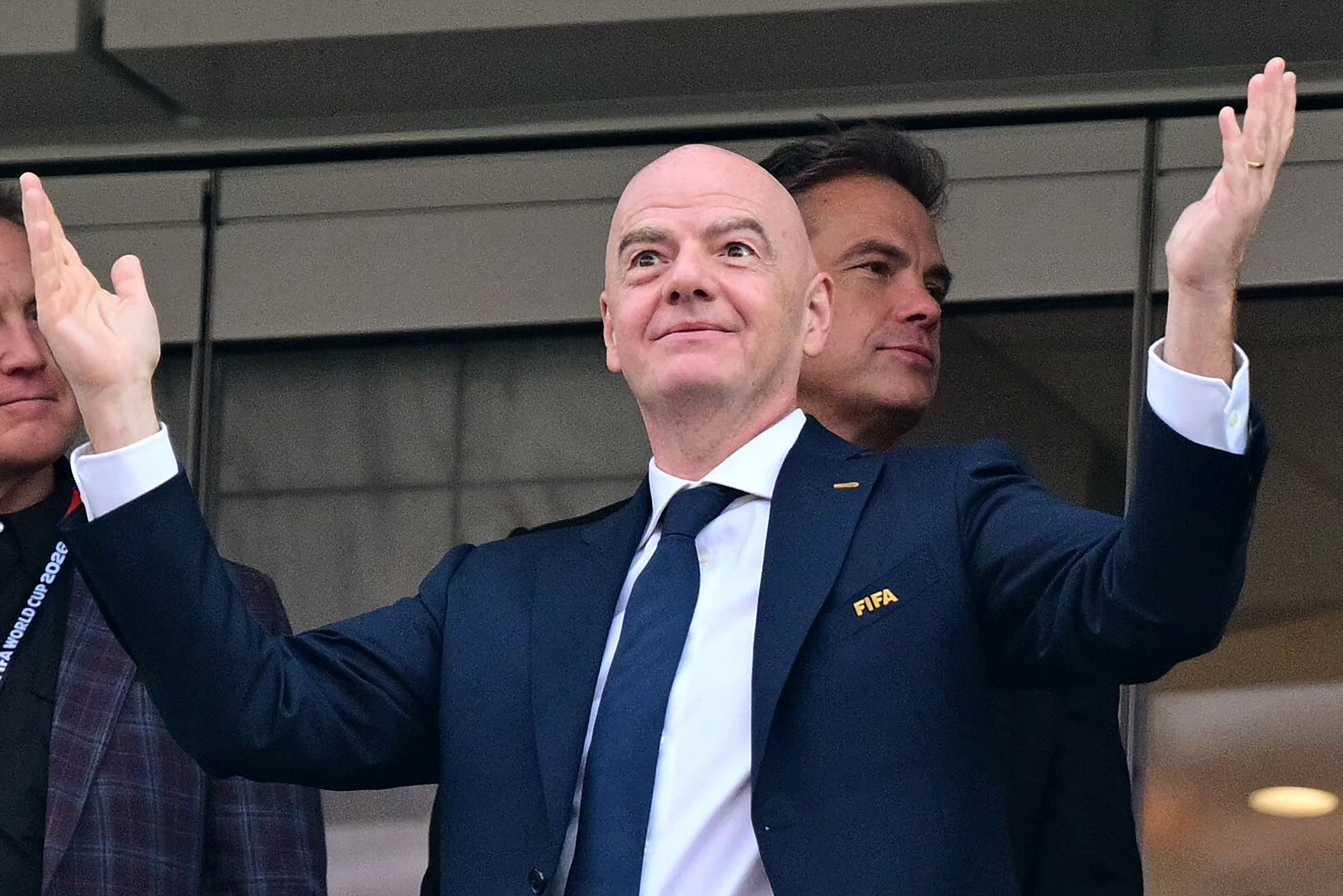 La UEFA critica a la FIFA por intentar privatizar la Copa Mundial.