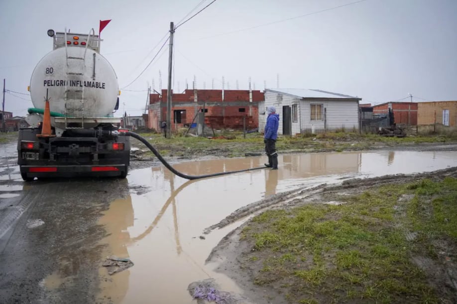 Temporal provoca inundaciones y cortes de luz en Patagonia.