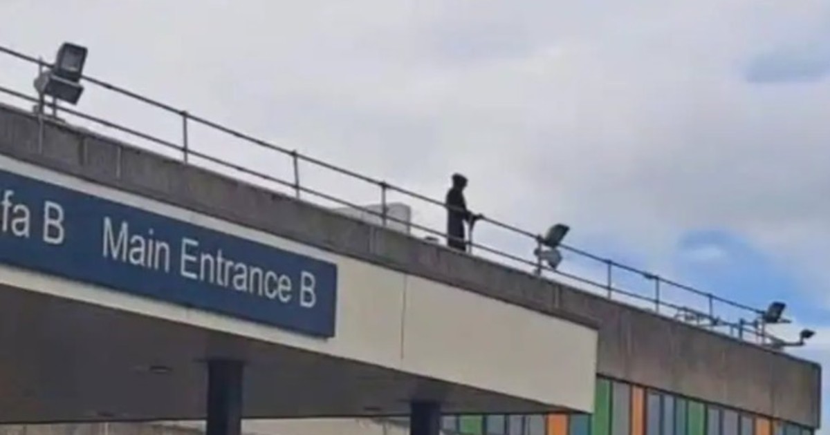 Un joven disfrazado de la Muerte asusta al personal de un hospital en Gales