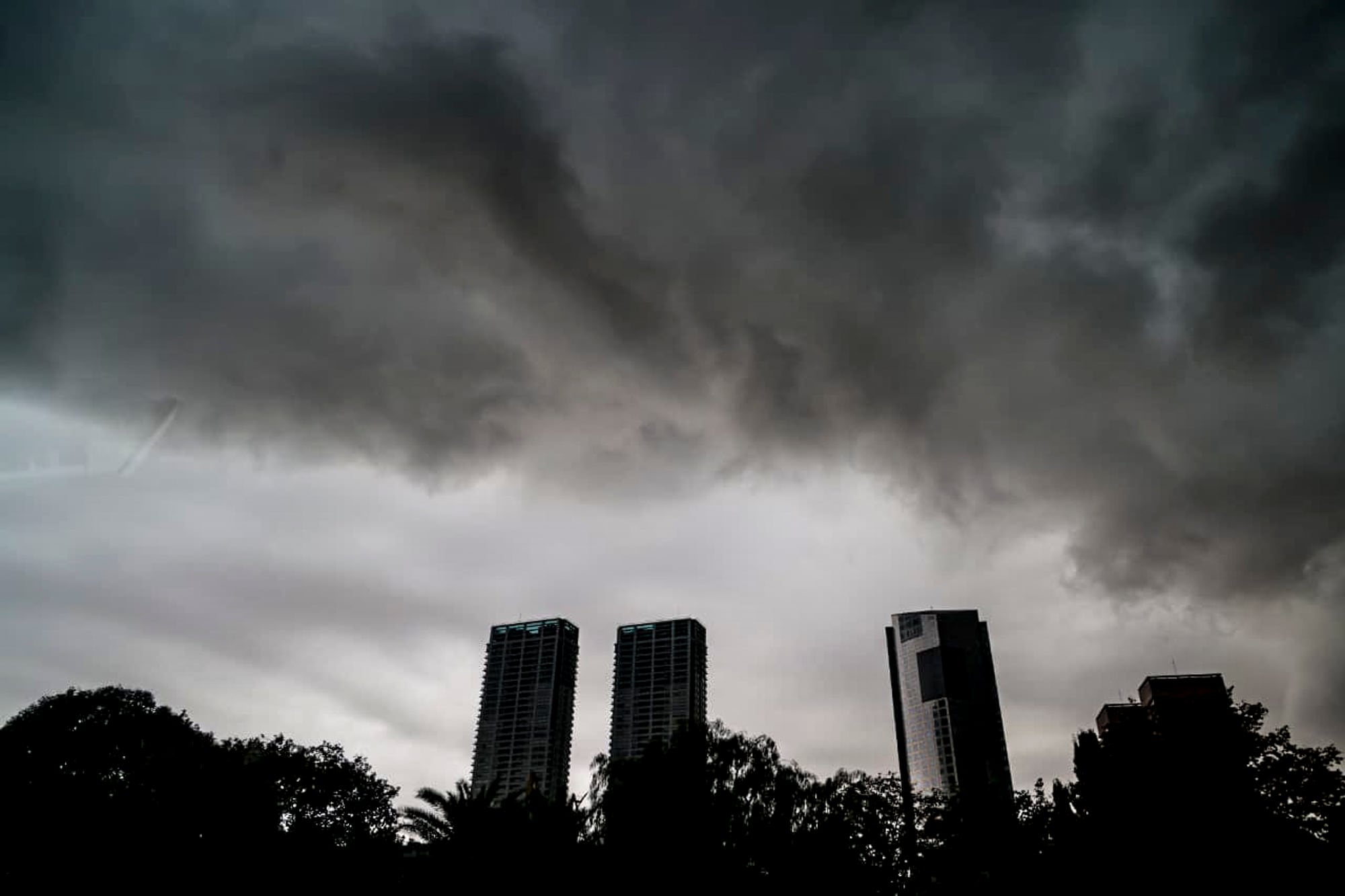 Alerta Meteorológica: SMN emite advertencias por ciclogénesis con tormentas y descenso tér