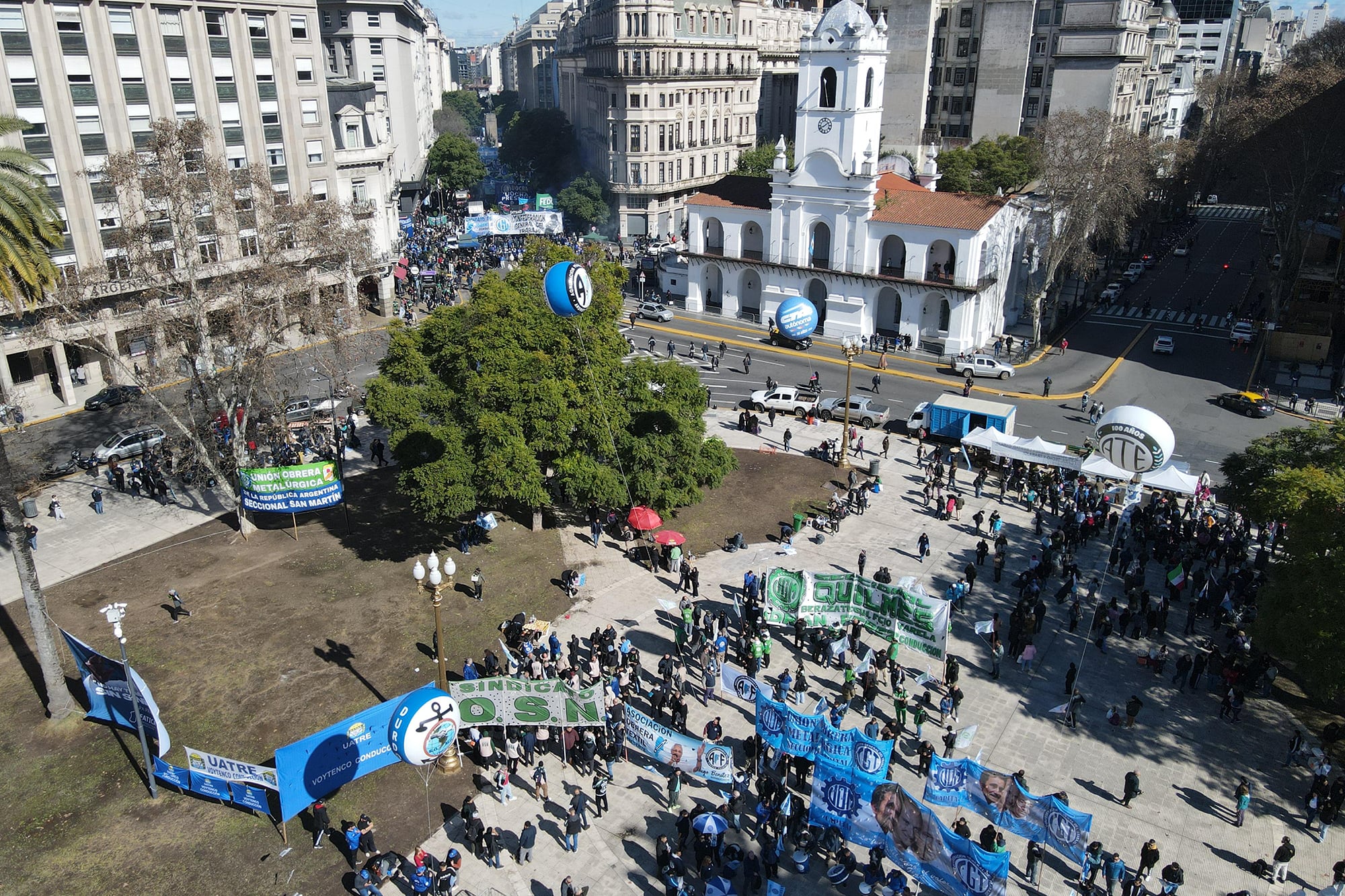 Sindicatos y movimientos de izquierda protestan en San Cayetano por la política económica 