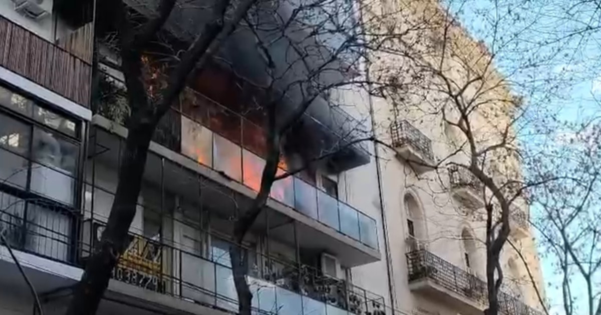 Incendio en edificio lindante a la residencia de Cristina Kirchner en San José