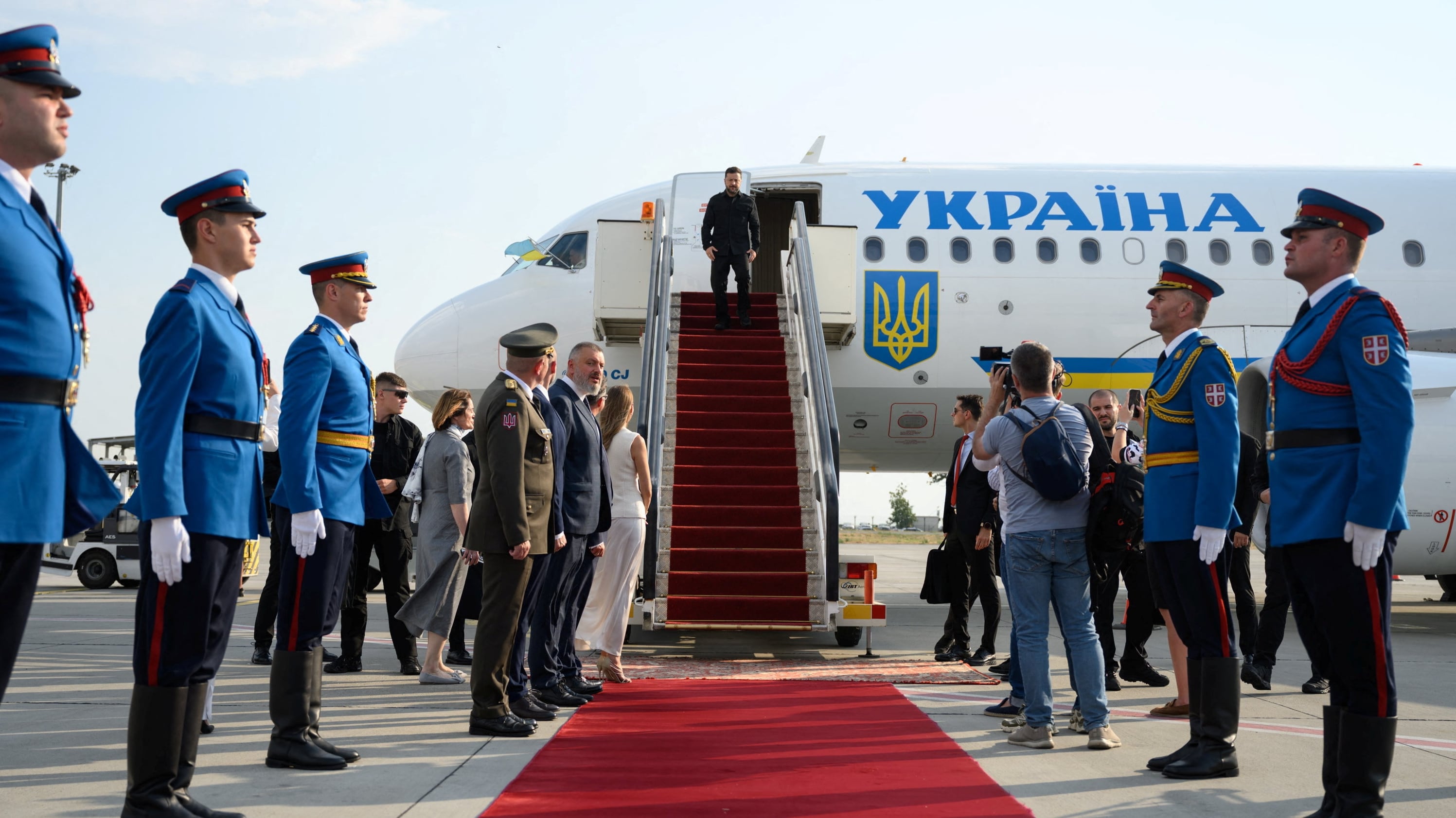 Zelensky fortalece vínculos con Serbia en su primera visita oficial