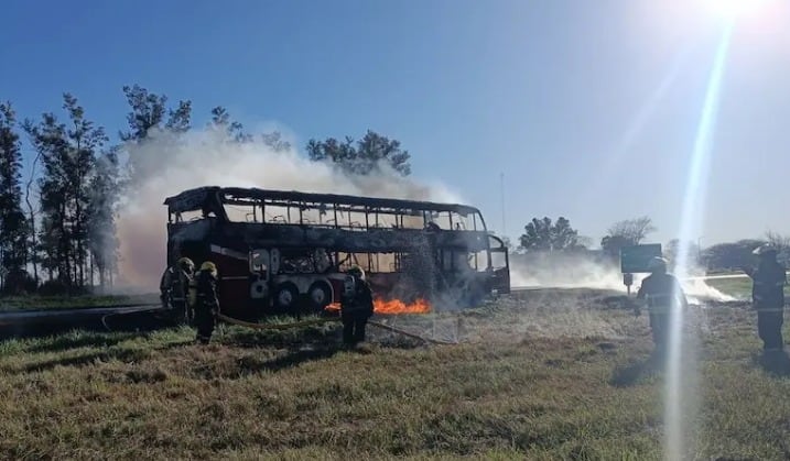 Incendio en micro de la ruta 19 de Córdoba: 22 pasajeros salieron indemnes.
