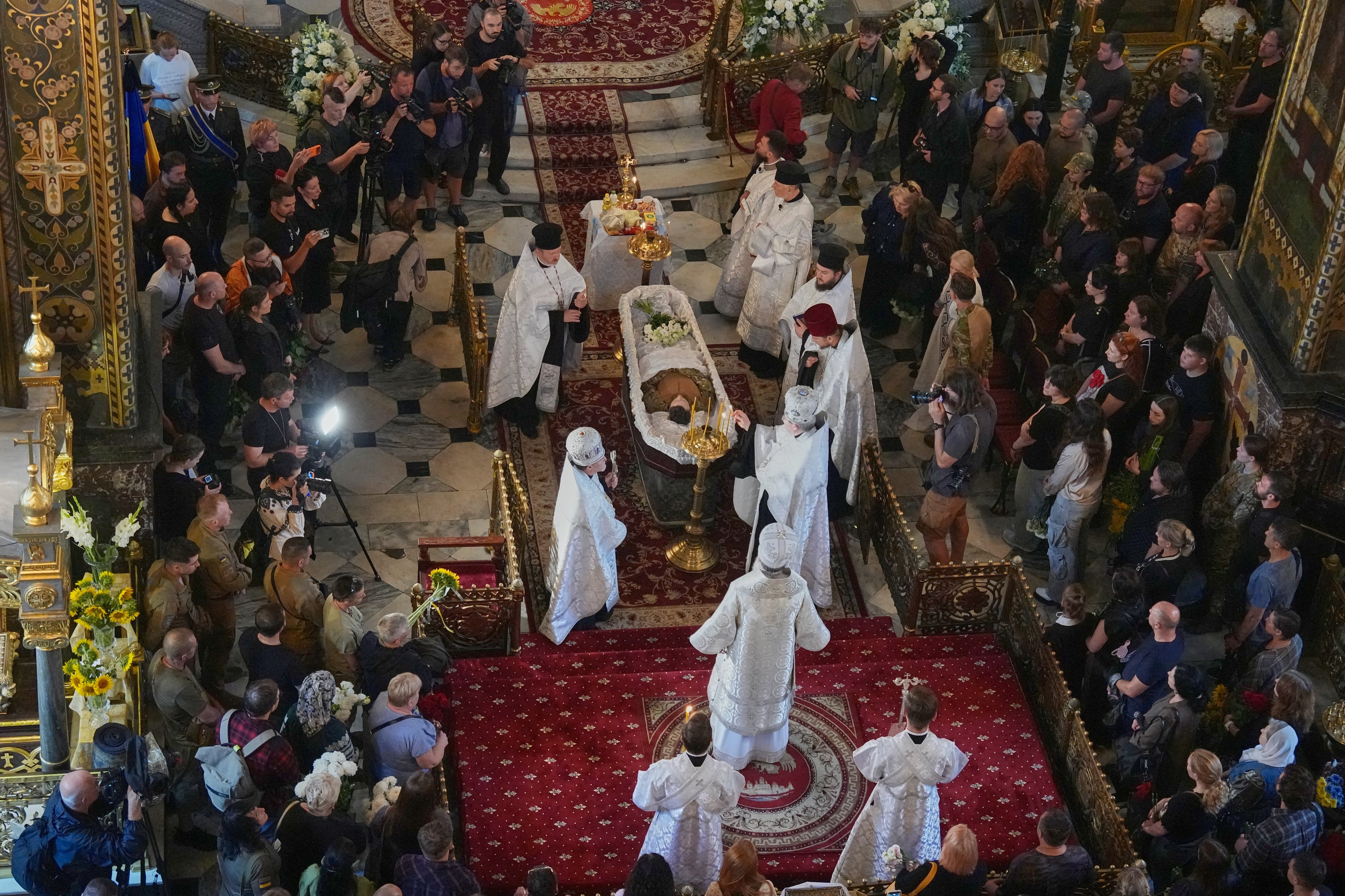 Ucrania rinde homenaje al soldado caído en combate en la Catedral de San Volodymyr
