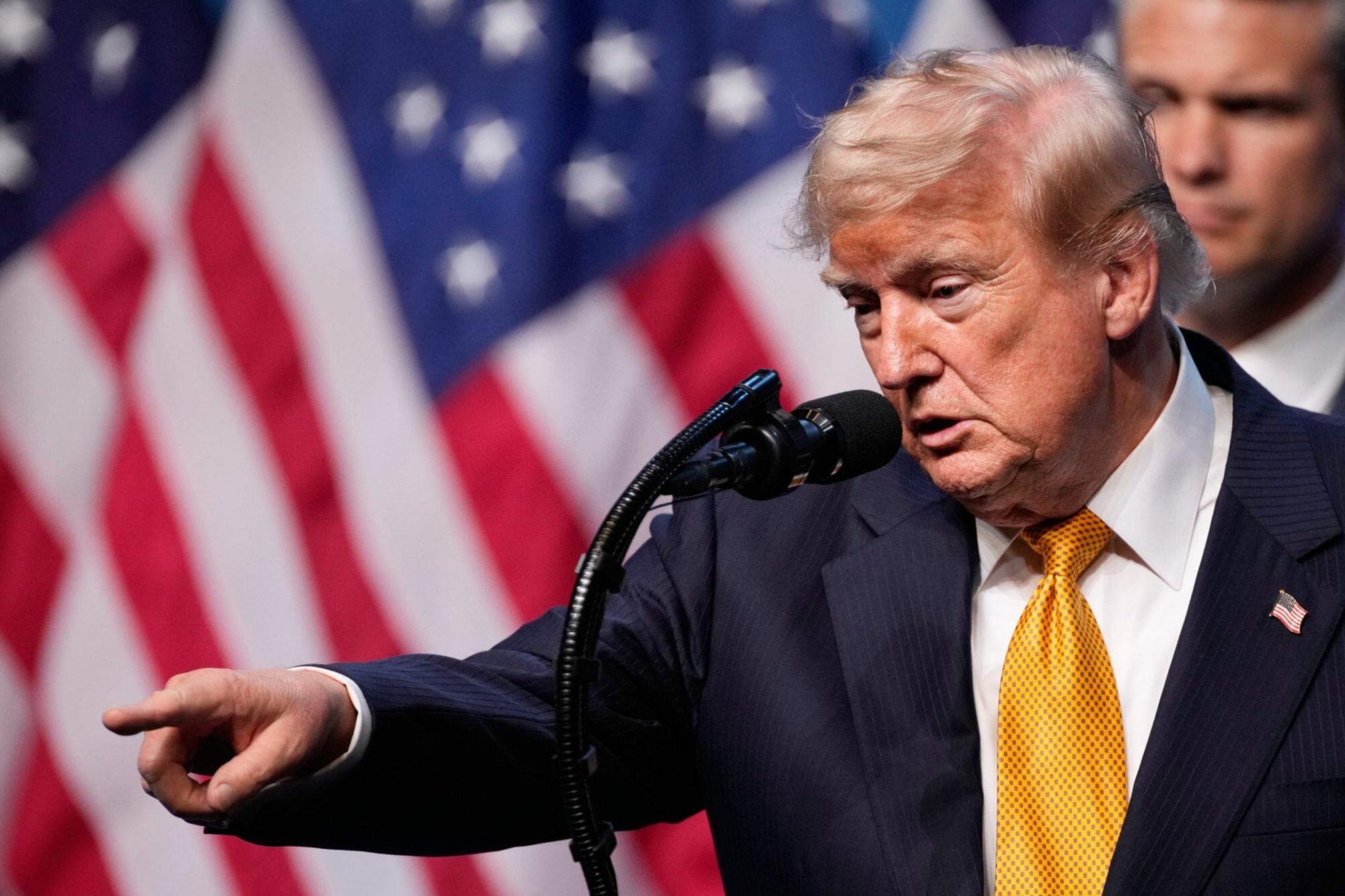 FBI desclasifica documentos sobre Trump y su relación con Comey.