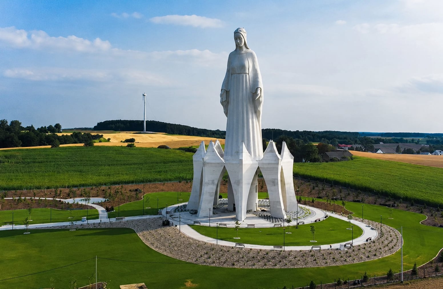 Estatua de María en Konotopie alcanza 55,6 metros.