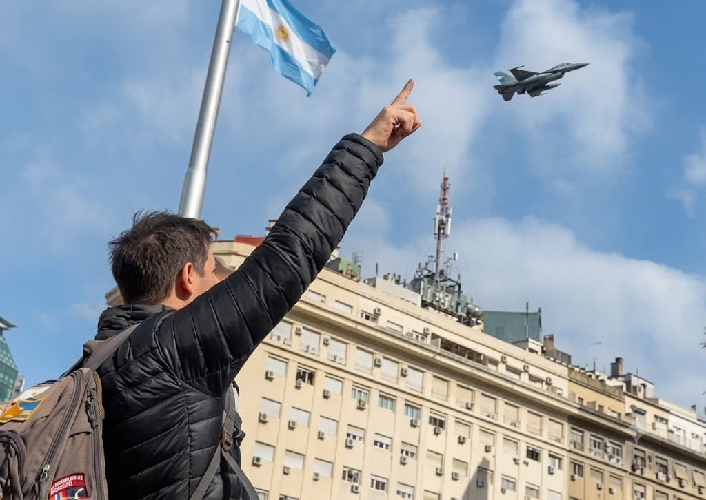 Aviones F-16 sobrevolaron Buenos Aires por el 114° aniversario de la Fuerza Aérea