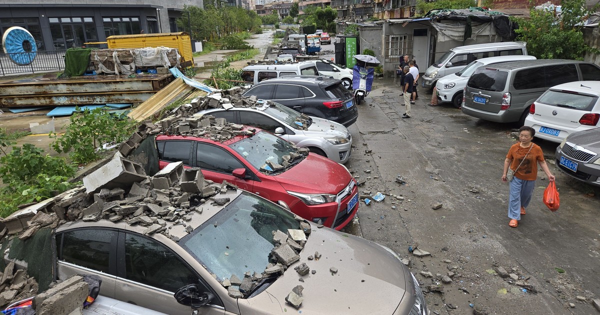 Tifón golpea China con fuerza record, causando evacuaciones y cancelaciones de vuelos.