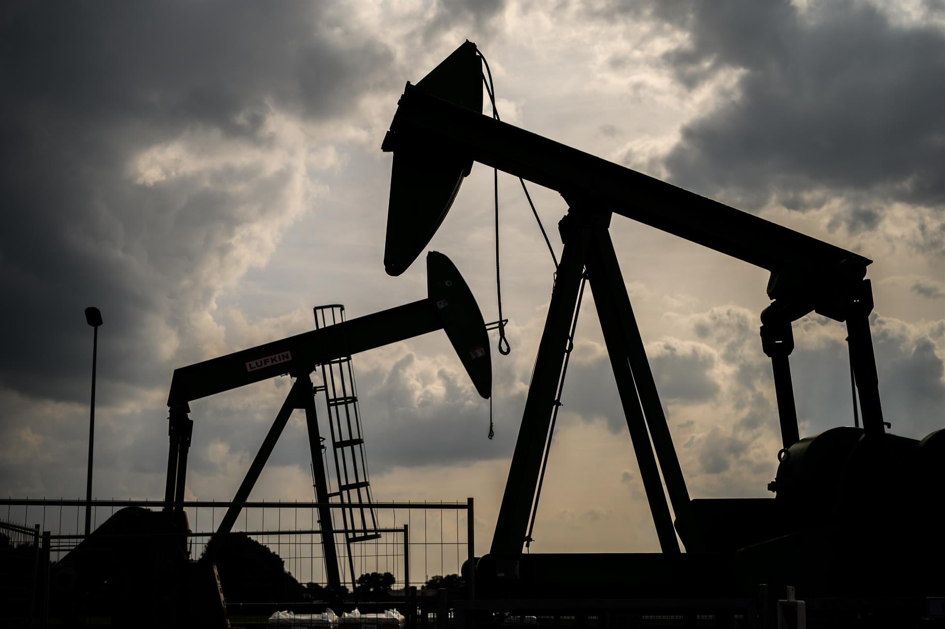 Petróleo sube 5% debido a tensión en Oriente Medio entre Irán y Estados Unidos.