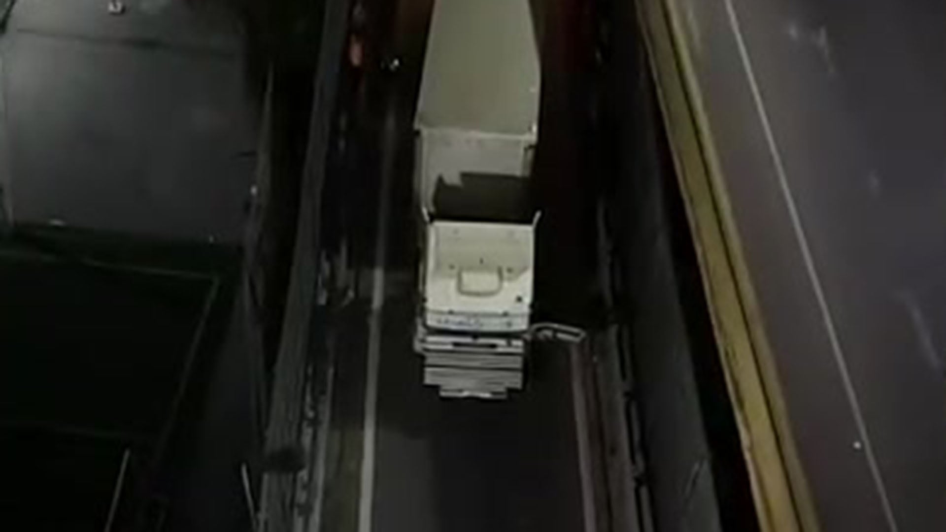 Camión varado en Autopista 25 de Mayo genera congestión en Puerto Madero