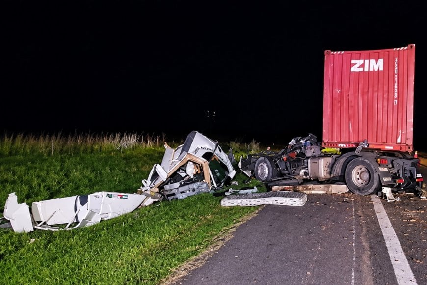 Camión chocó por detrás a otro en la Ruta 14 y destruyó su cabina