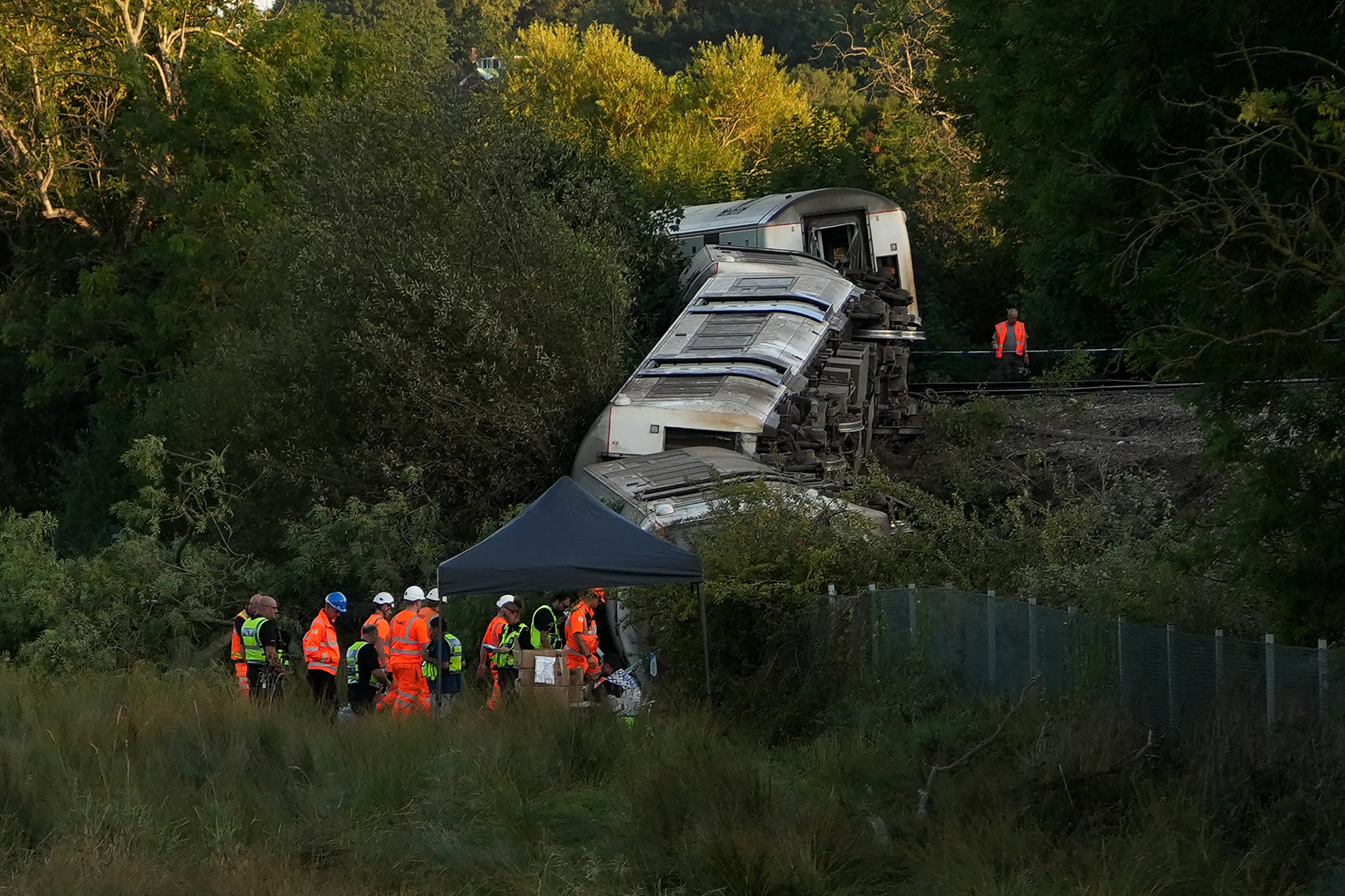 Tren británico se descarrila cerca de Londres, dejando dos heridos graves