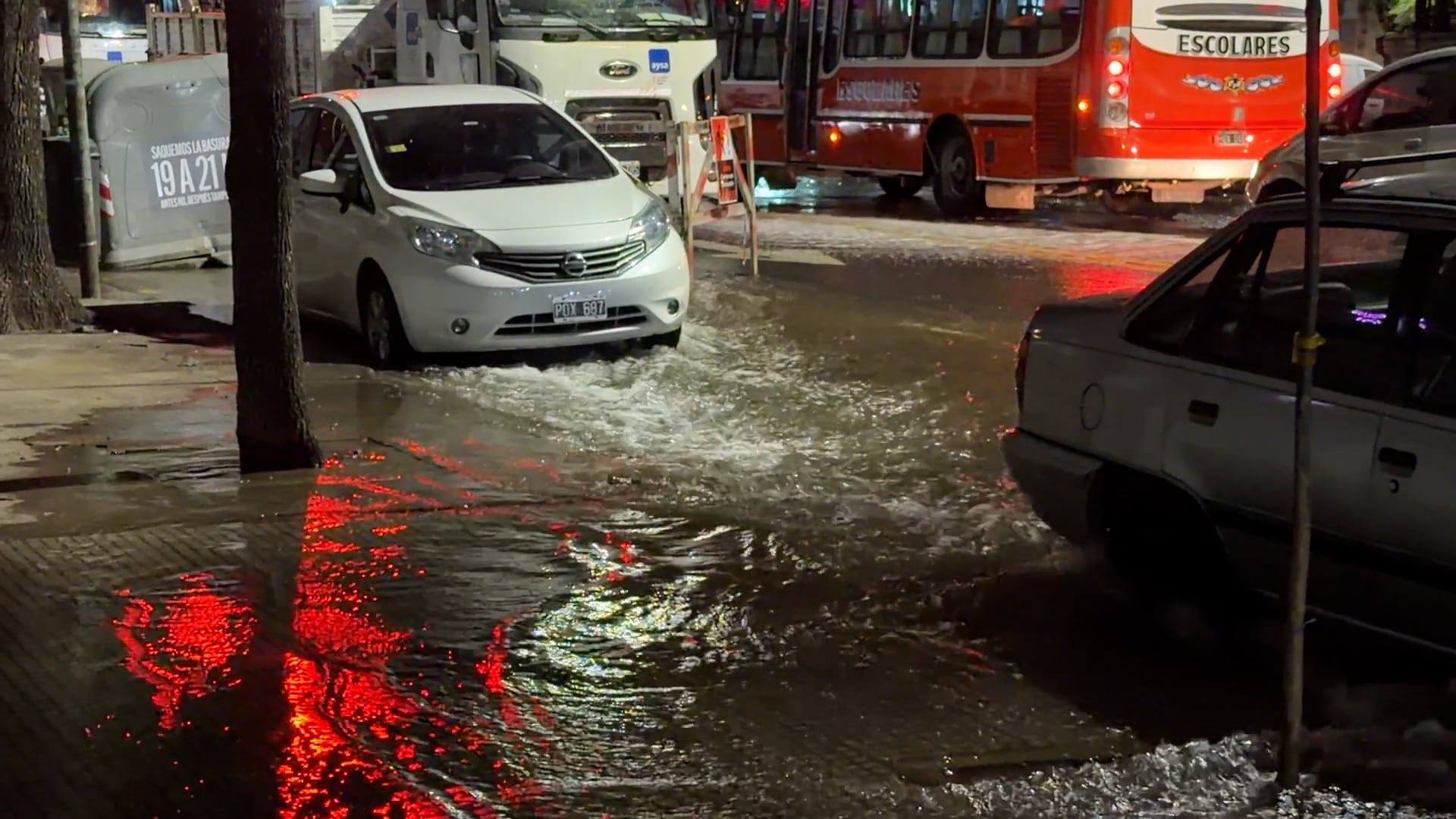 Rotura de caño de AySA inunda tres cuadras en Caballito sin cortar el suministro