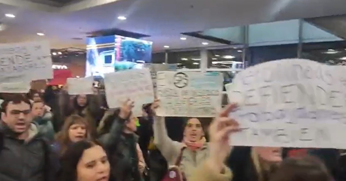 Trabajadores tercerizados de Aerolíneas Argentinas protestan por despido de delegado sindi