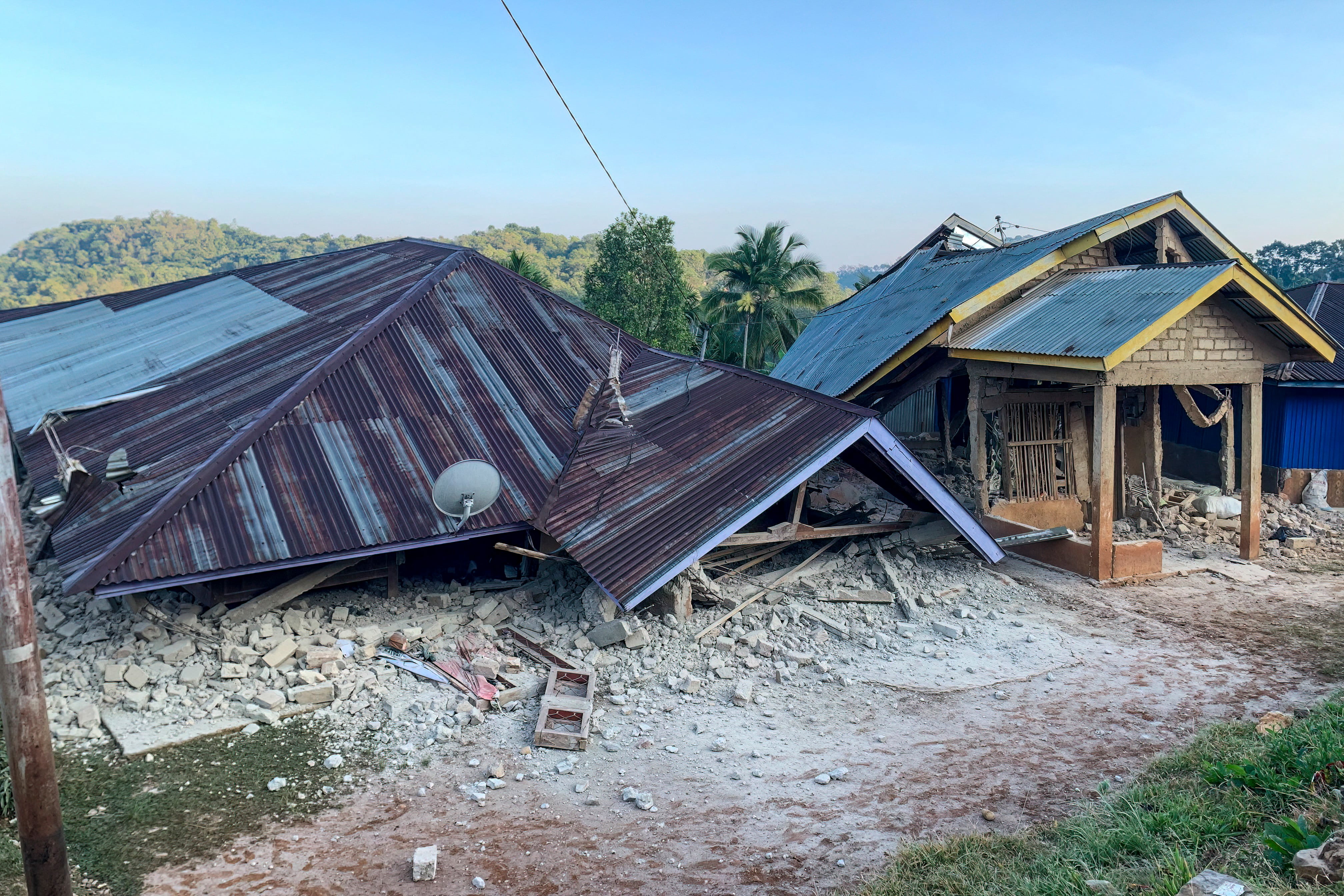 Un terremoto de 7,7 sacude Indonesia, dejando 38 muertos.