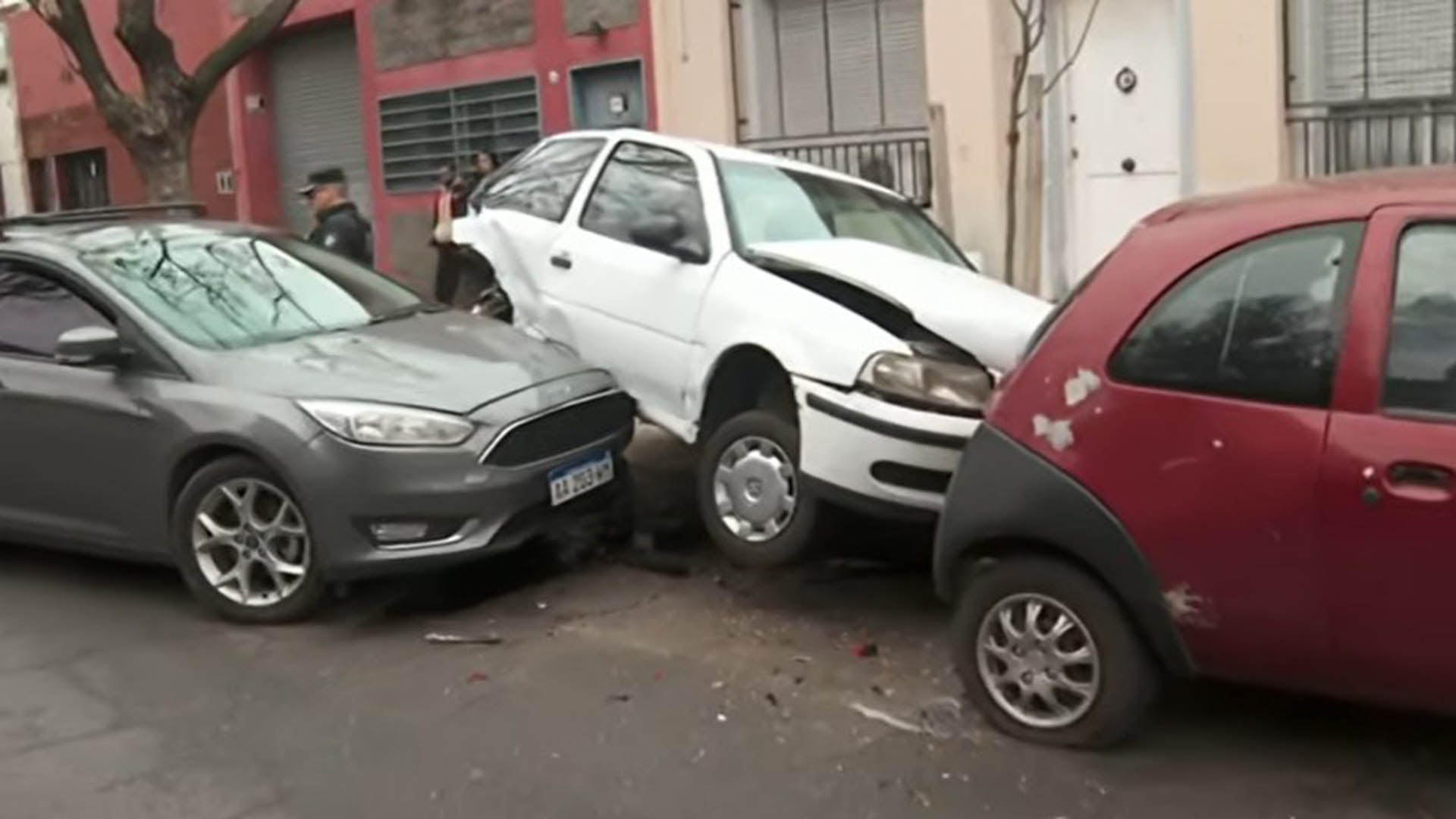 Conductora ebria chocó contra cuatro autos estacionados en Flores