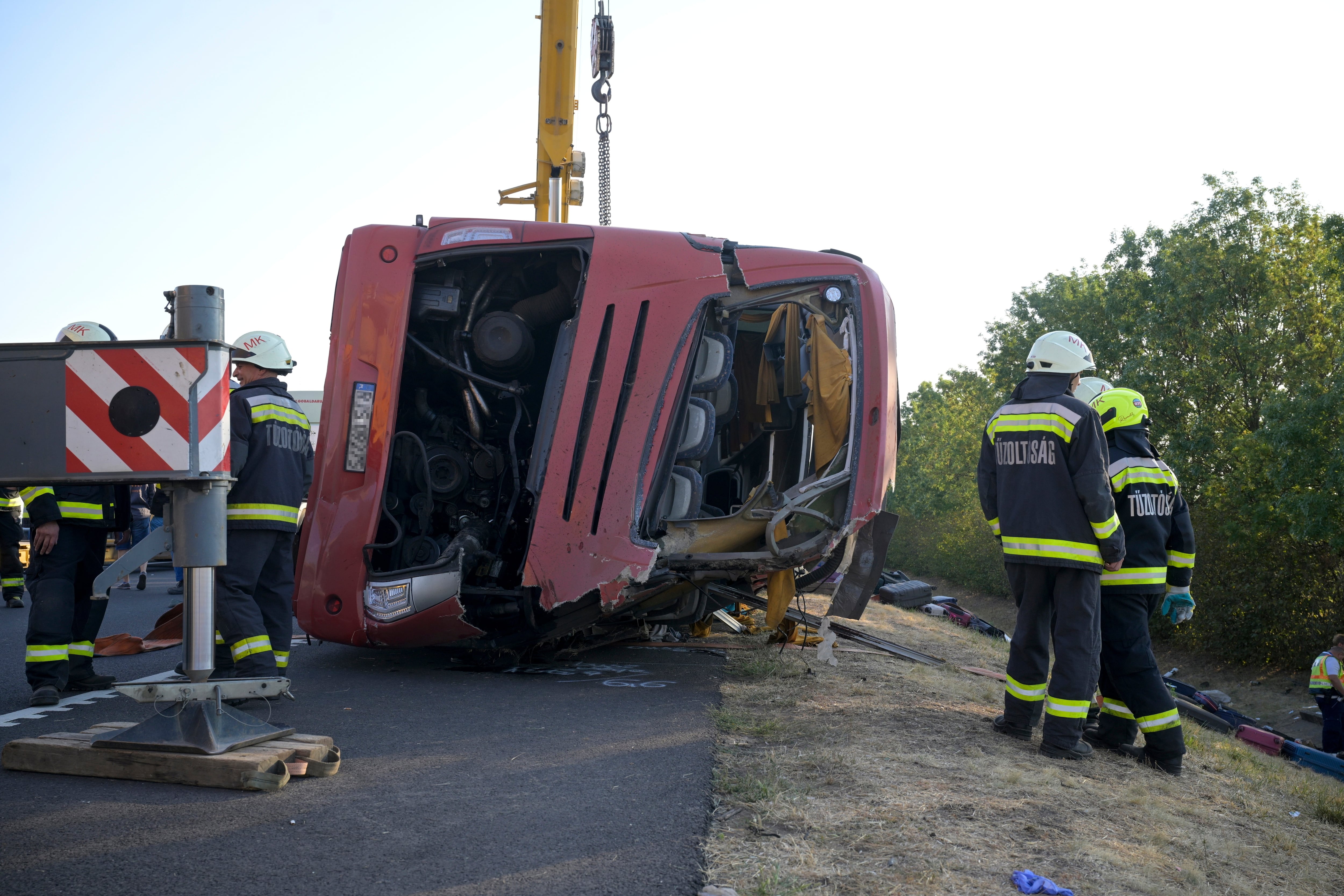 Un autobús polaco se sale de la calzada en Hungría, deja 12 muertos y 10 heridos.